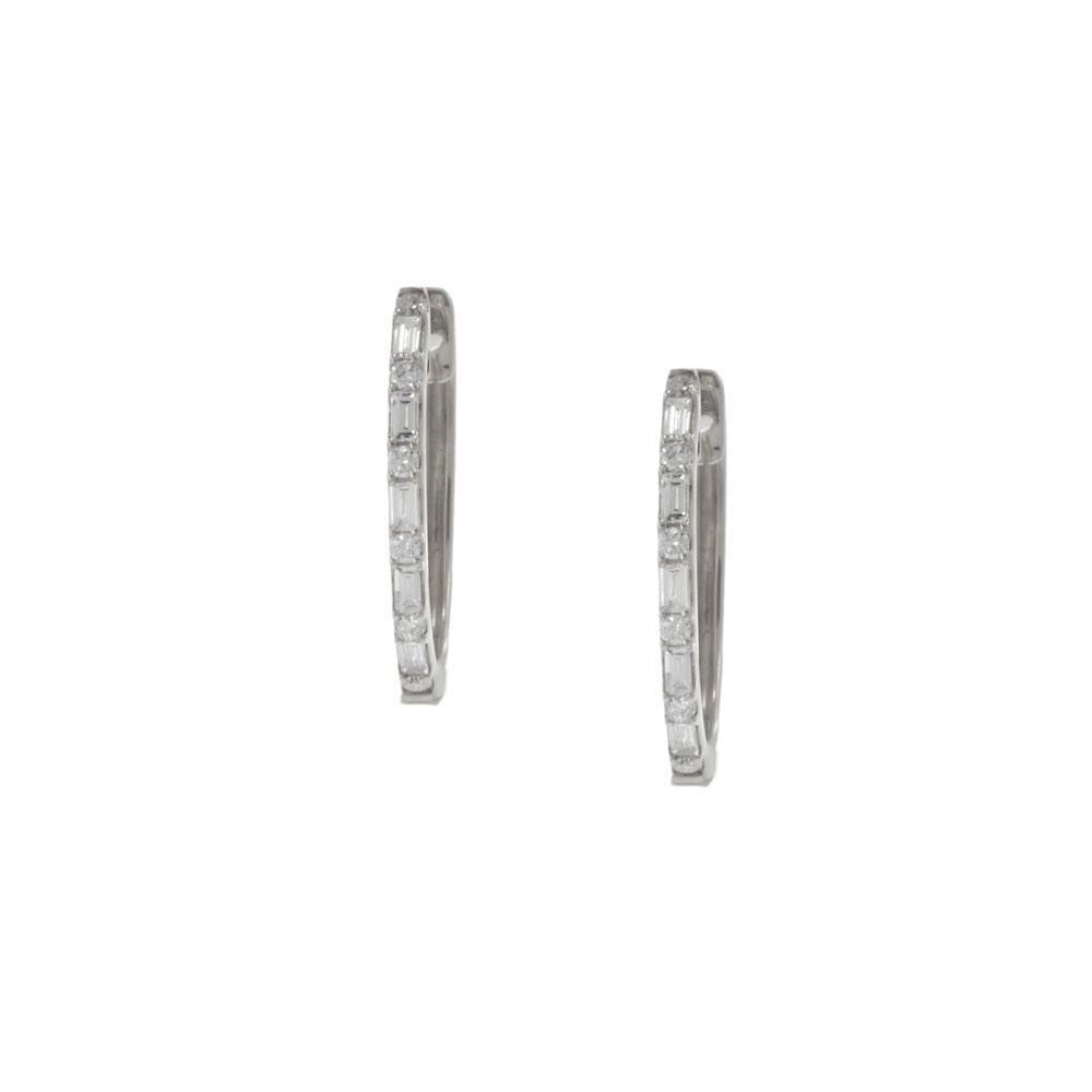 Pendientes Huggie de Diamantes de Oro Blanco de 18 KT con Tallas Redonda y Baguette en Nuevo estado para la venta en New York, NY