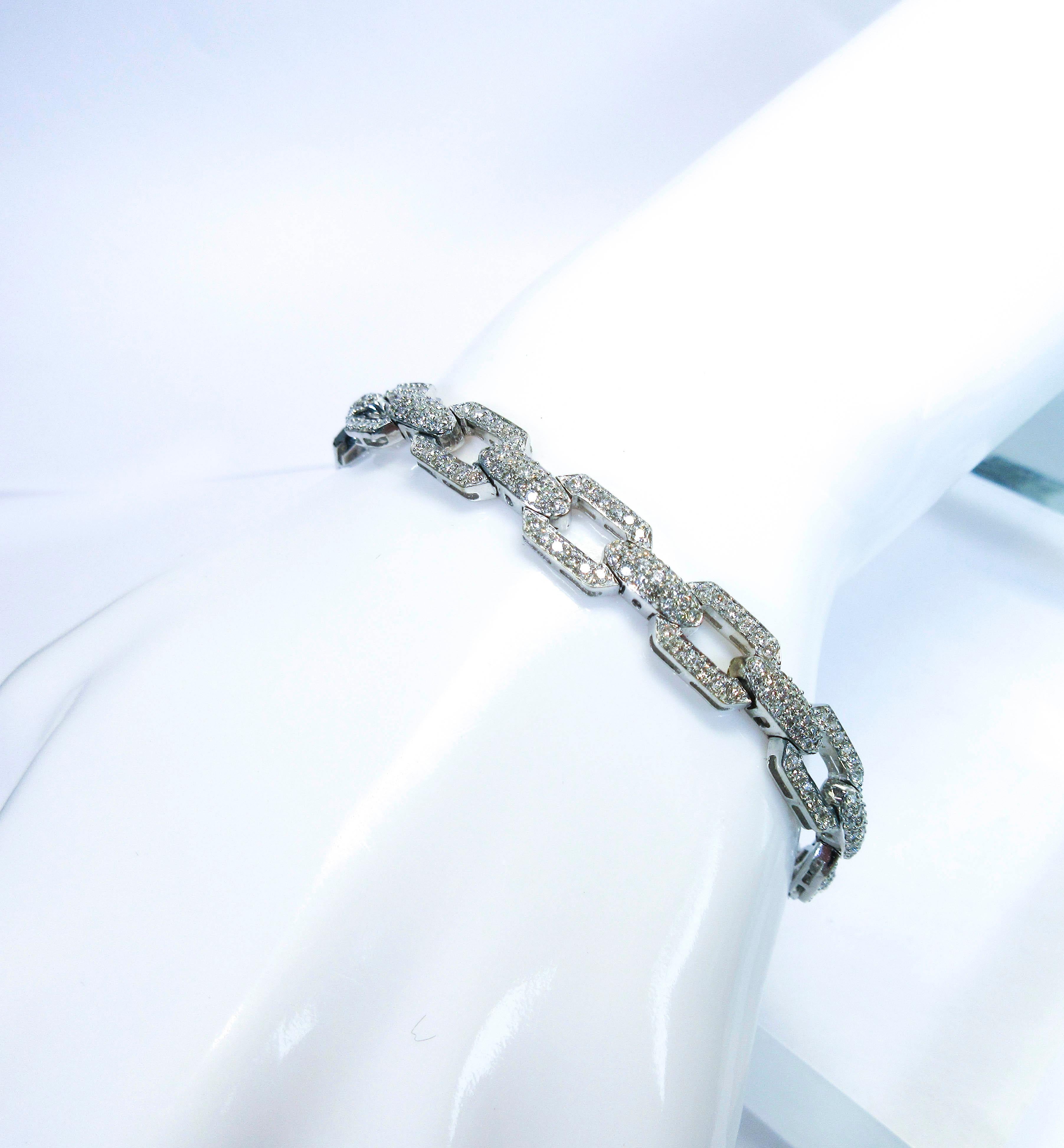 This gorgeous bracelet is composed of an 18kt white gold and features approximately 3.15cts of V-SI/H diamonds. It is approximately 7.5