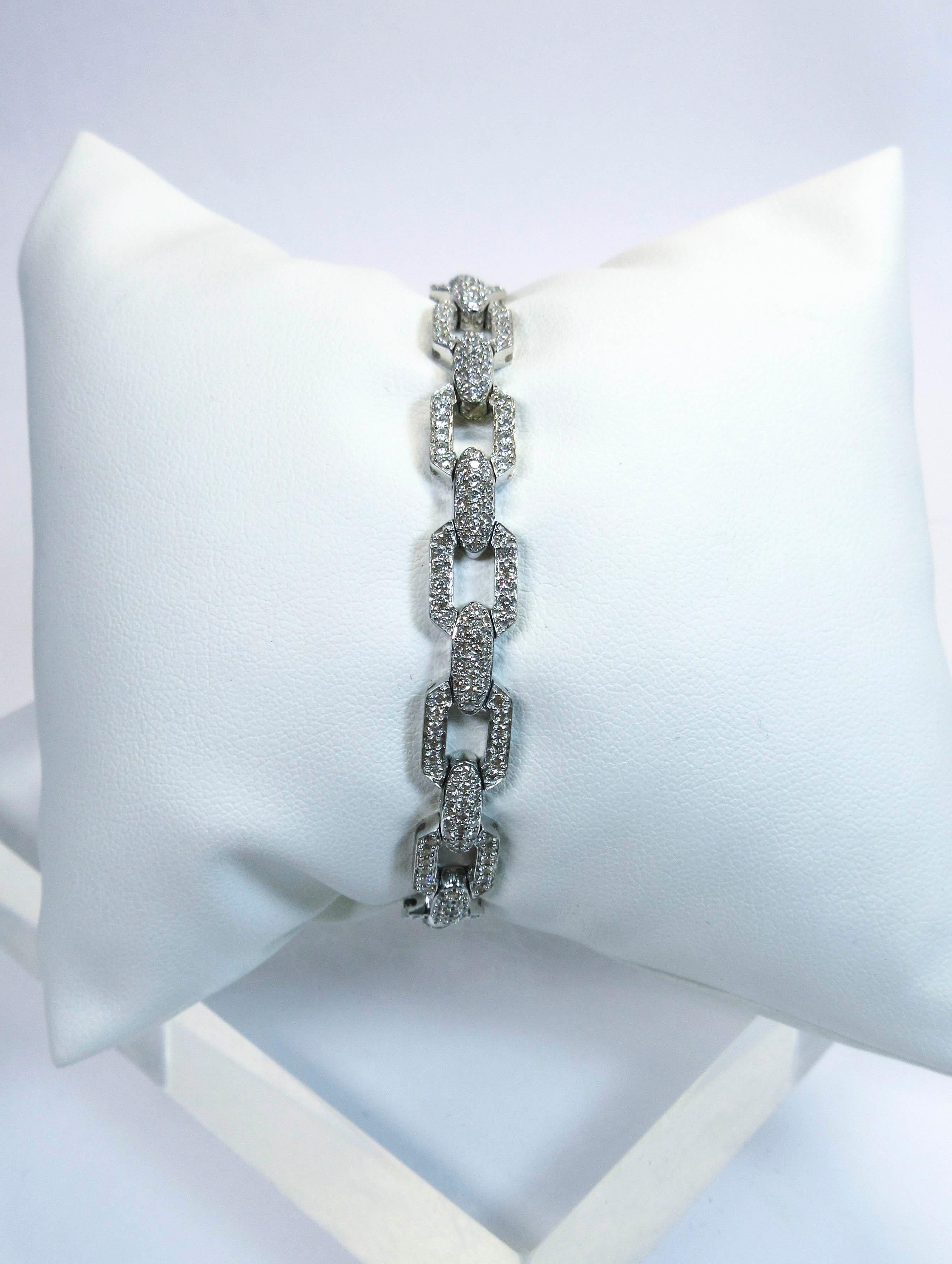 18 Karat White Gold Diamond Link Bracelet In Excellent Condition In Los Angeles, CA