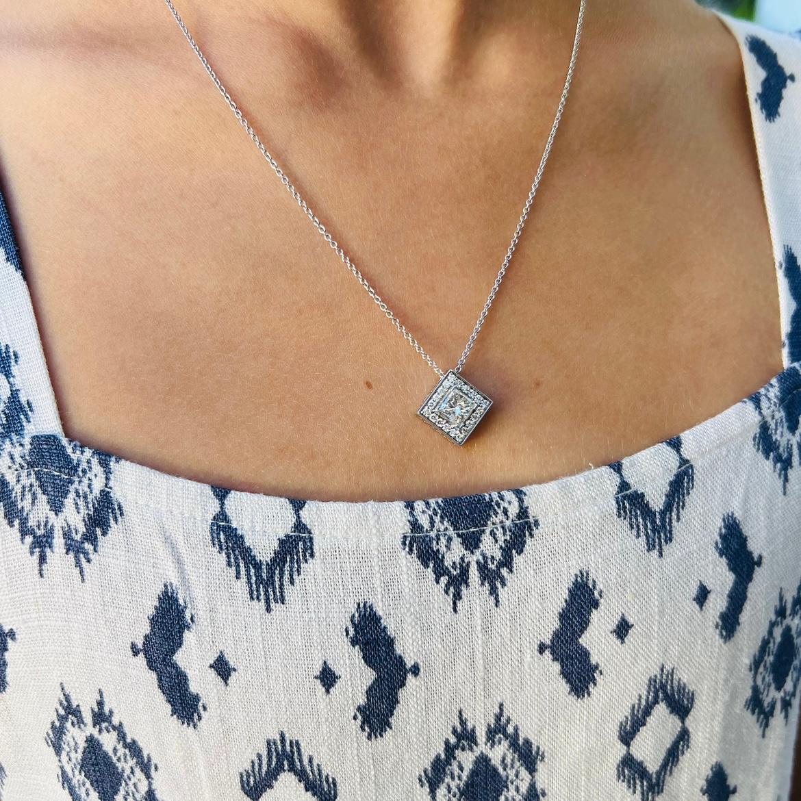 18kt White Gold Diamond Pendant Necklace In New Condition For Sale In San Francisco, CA