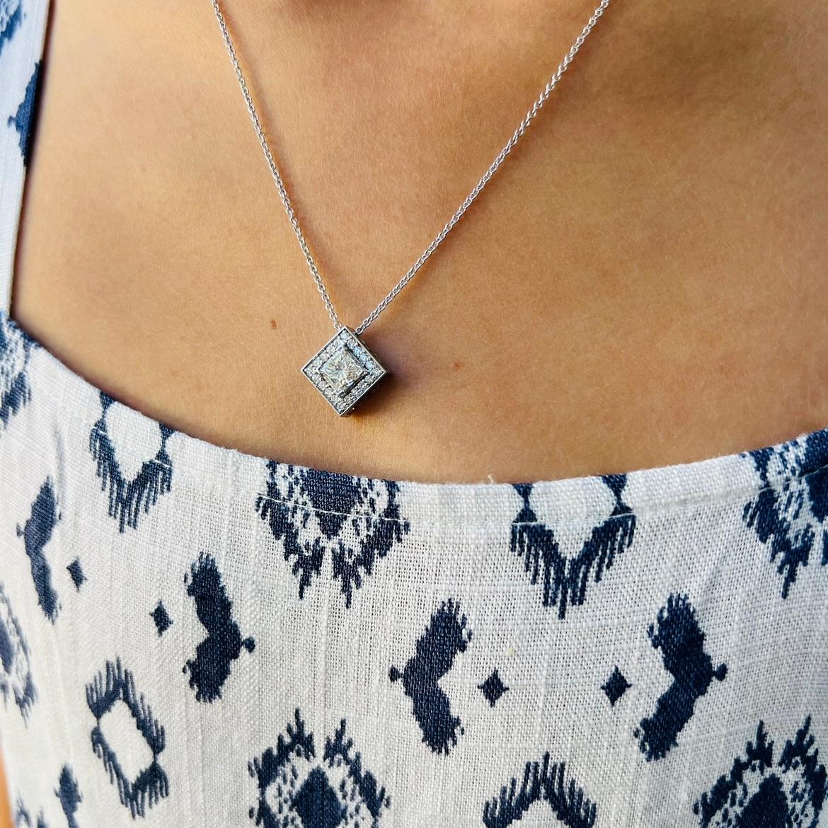 18kt White Gold Diamond Pendant Necklace For Sale 1