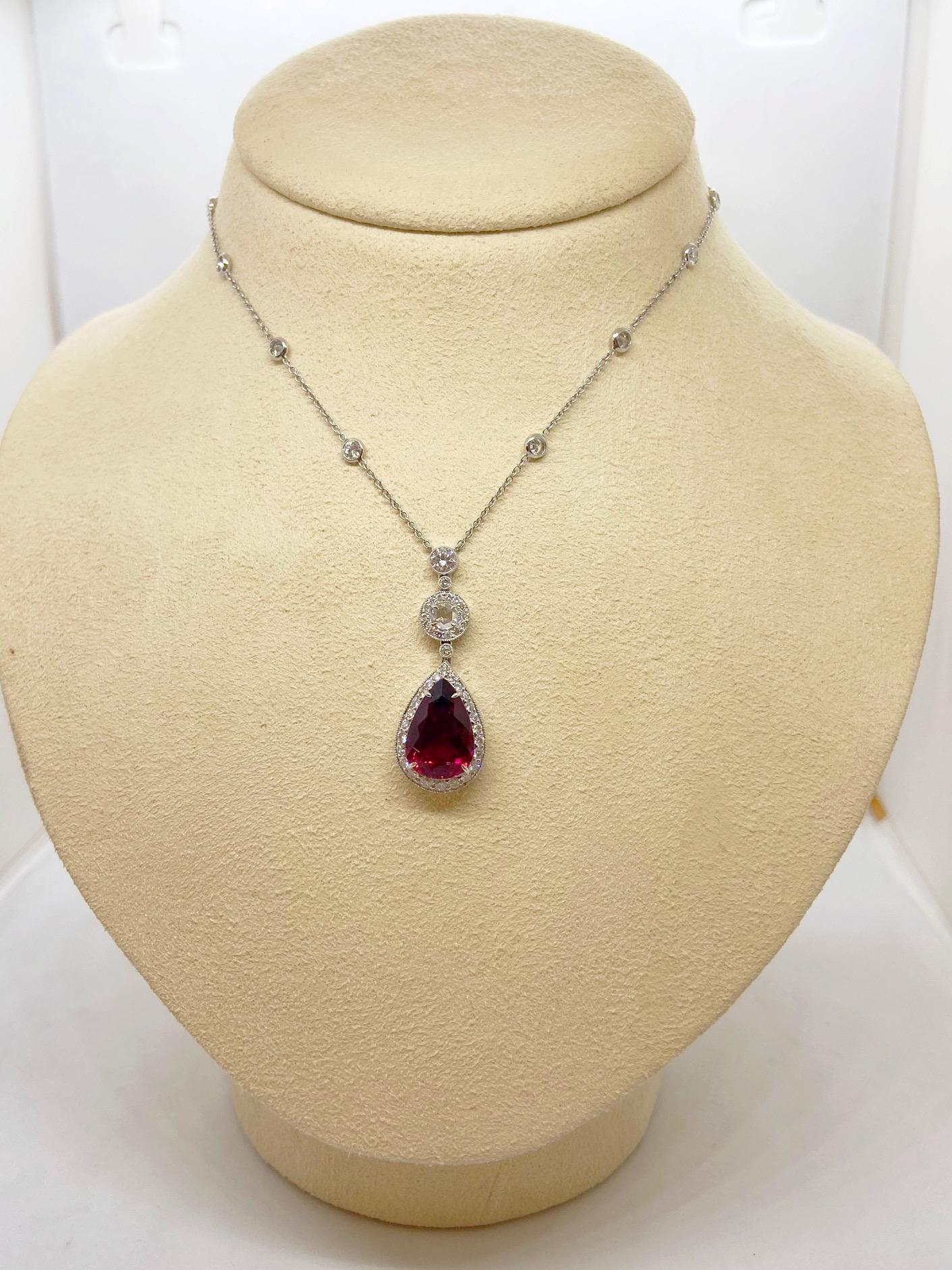 Romantico Ciondolo in oro 18 carati e diamanti con goccia di rubellite a forma di pera da 3,42 carati in vendita