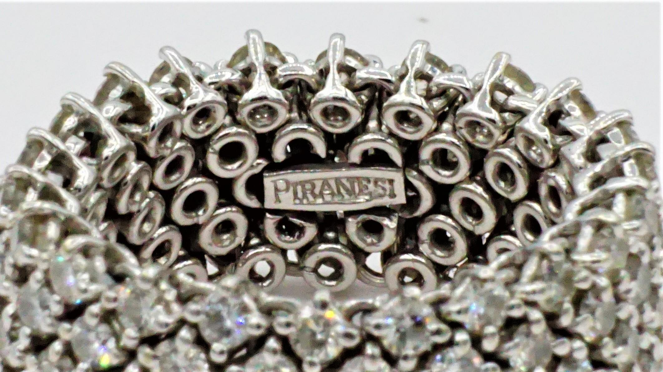 Wunderschön gearbeiteter Designer-Diamantring aus 18kt Weißgold, bewegliche Glieder, 110 Diamanten, ca. 3,00cttw Diamantgewicht. Signiert vom Designer Piranesi, Größe 7,5. (Ring kann nicht vergrößert werden). Dieser Ring hat ein passendes Armband