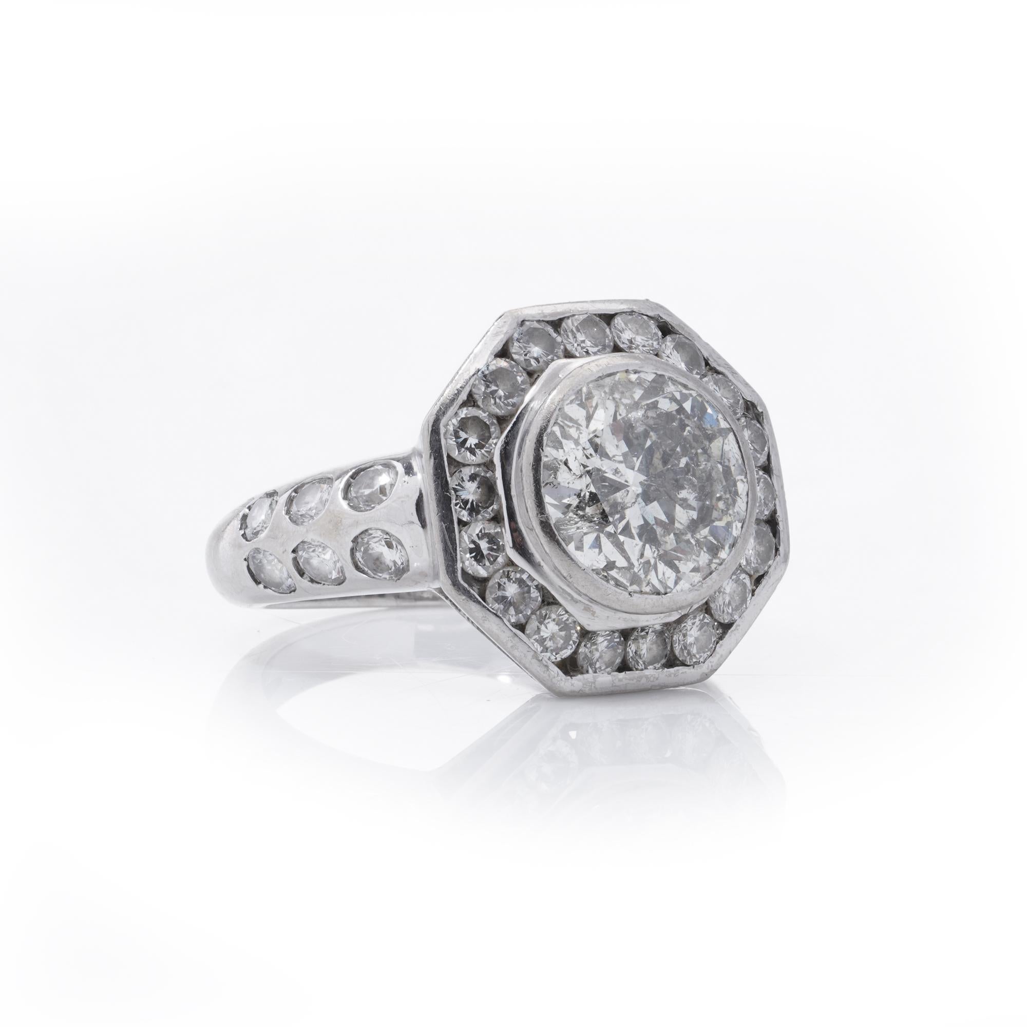 Art déco Bague en or blanc 18 carats avec un diamant naturel de 2,03 carats. en vente