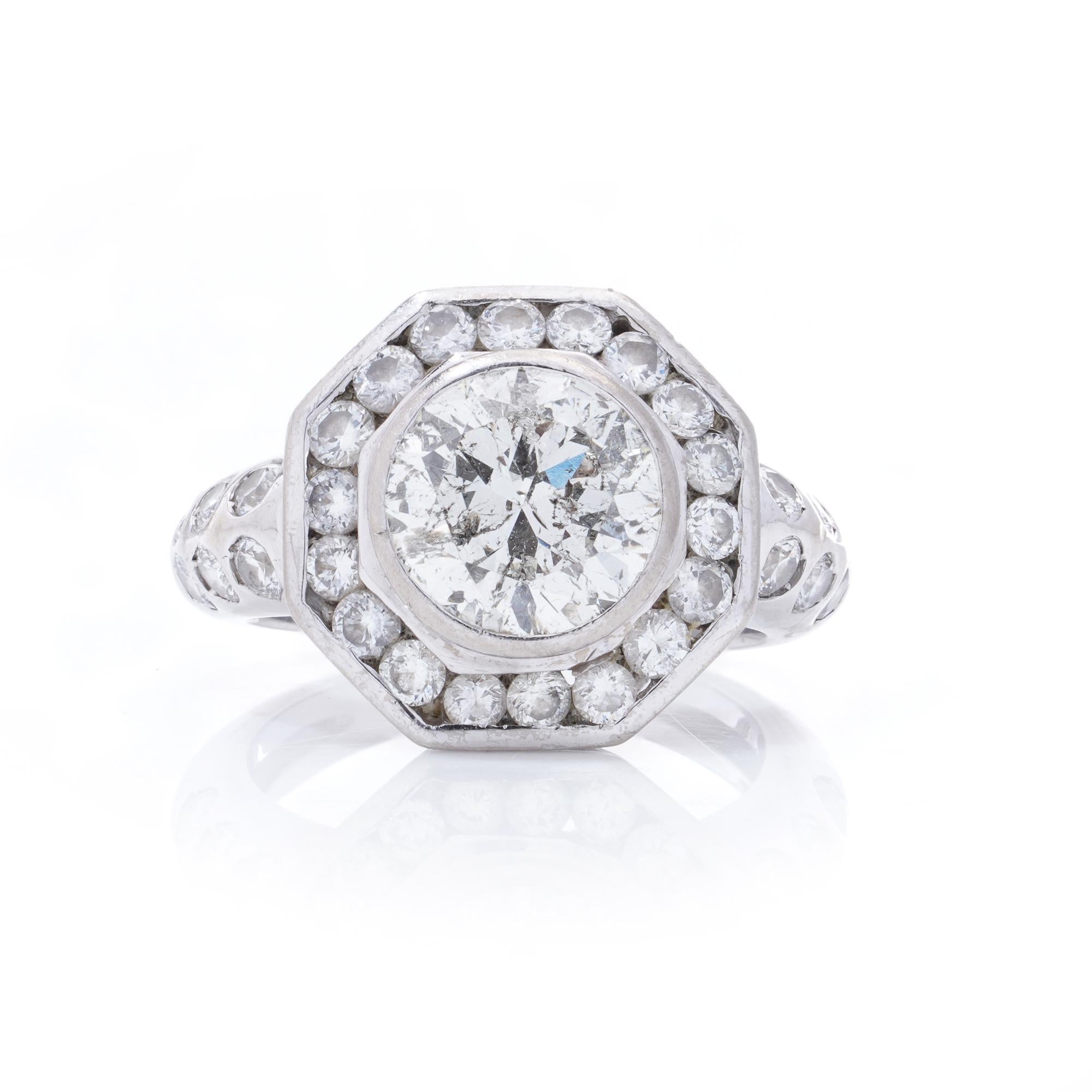 Bague en or blanc 18 carats avec un diamant naturel de 2,03 carats. Pour femmes en vente