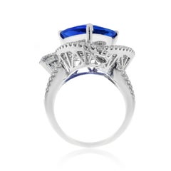 Anello con diamanti in oro bianco 18kt, tanzanite da 7,19 carati e diamanti da 3,20 carati