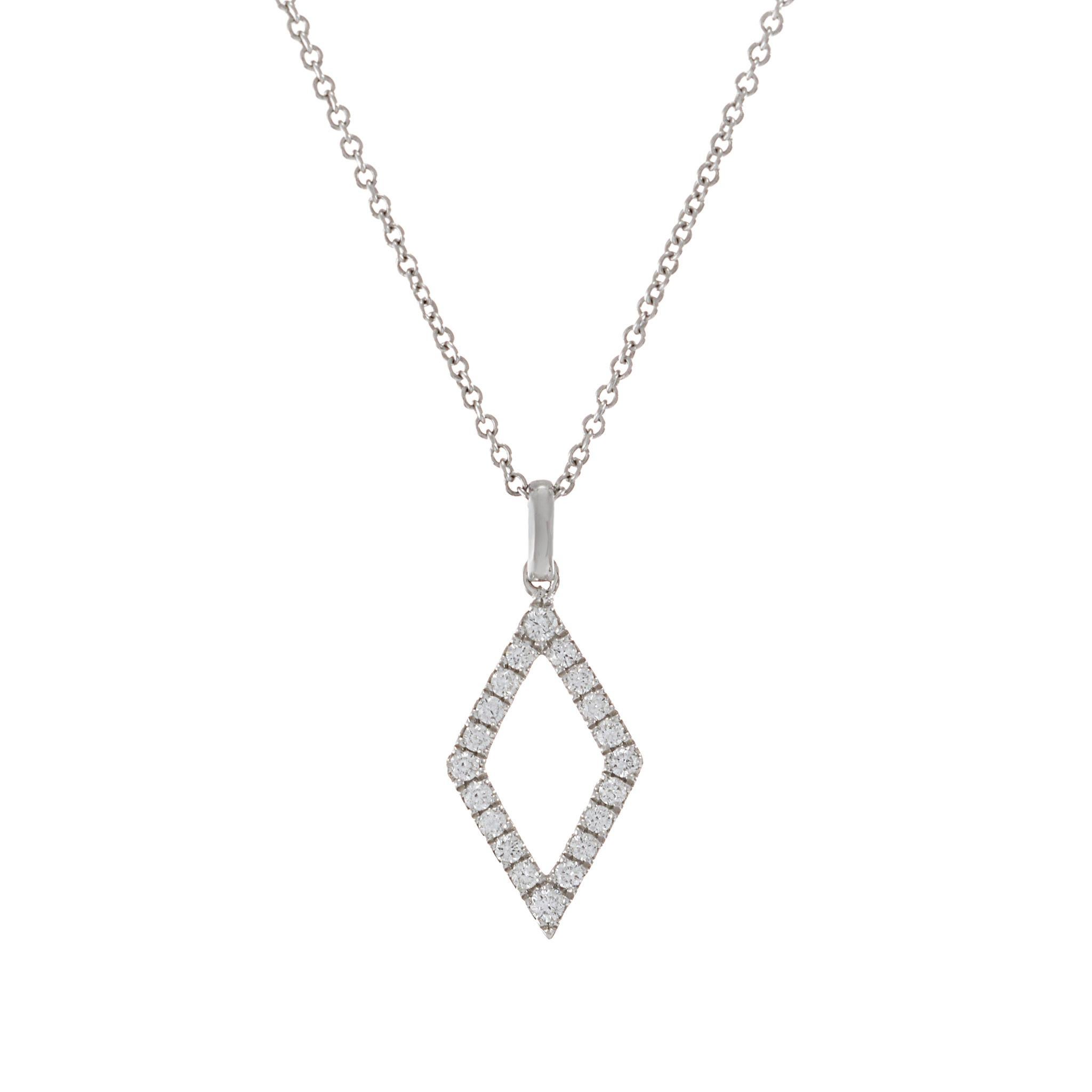 Pendente a forma di diamante in oro bianco 18KT composto da 0,20CT-TW G-VS1/VS2 diamanti rotondi taglio brillante. Questo squisito ciondolo mette in mostra la bellezza classica dei diamanti, realizzati ad arte in un design mozzafiato.