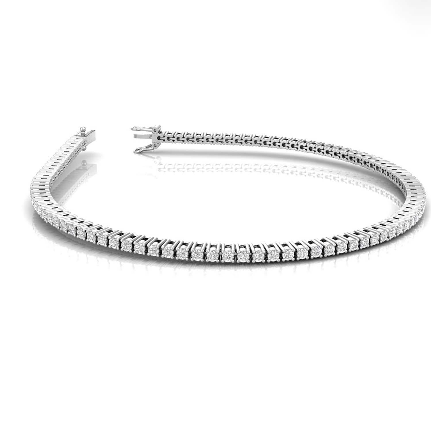 Symbole classique d'élégance, ce bracelet de tennis en or blanc 18kt présente une rangée ininterrompue de diamants étincelants, magistralement sertis pour rayonner sous tous les angles. Mesurant 7 pouces de long, il se drape gracieusement sur le