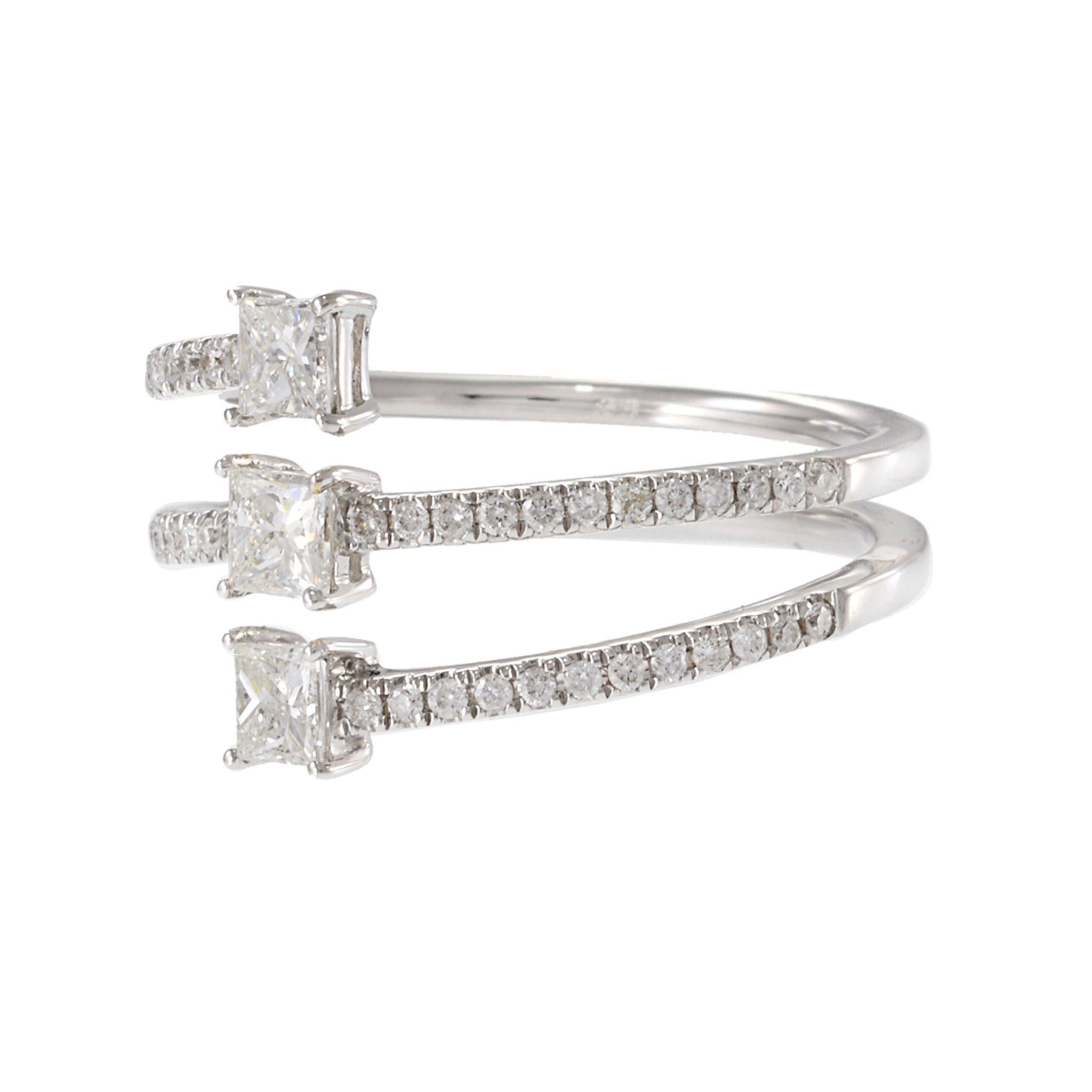 Cette bague enveloppante en or blanc 18KT suit ses propres règles. Trois diamants de taille princesse se trouvent au centre d'une spirale de lumière, flanqués de diamants ronds pavés qui s'enroulent le long de la courbe. Avec un total de 0,82 carats