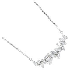 Collier pendentif Art déco en or blanc 18 carats avec diamants baguettes et grappe de diamants en forme de barre