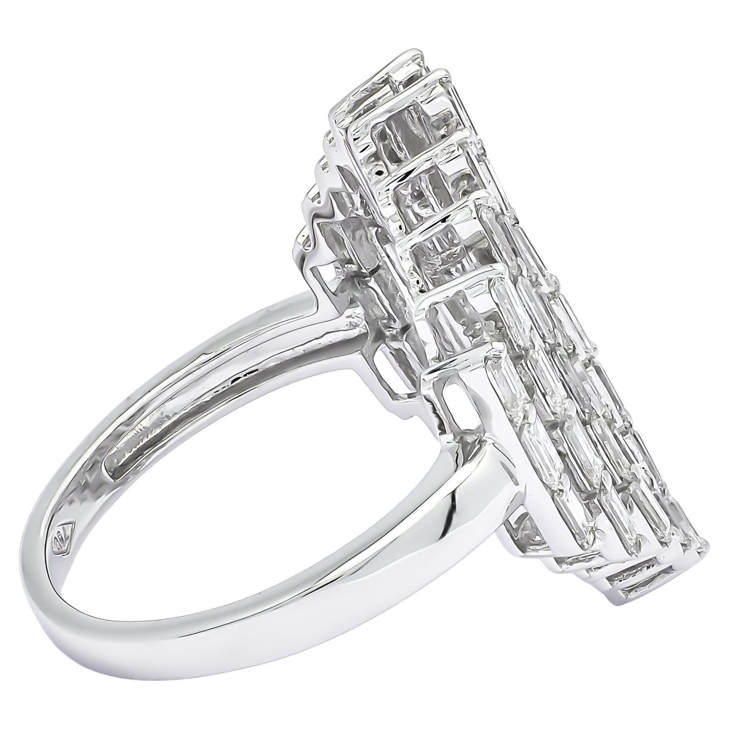 Die kühne, geometrische, vertikale Anordnung von Baguette-Diamanten verleiht diesem aussagekräftigen Weißgoldring aus jedem Blickwinkel ein strahlendes Funkeln

Architektonische Steeple Shape Ring von 18k Weißgold Multi Row von Baguette Diamanten