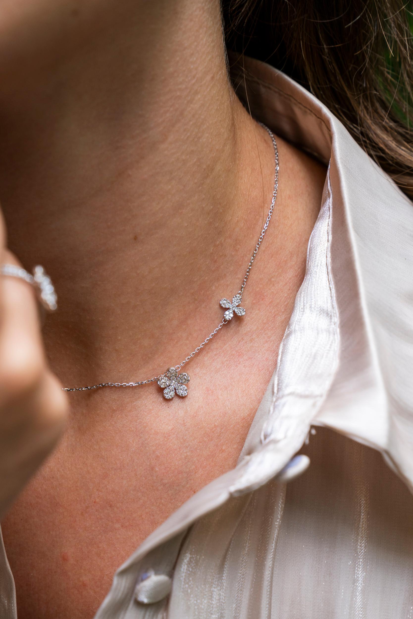 Women's or Men's Natural Diamond 0.51 carats 18 Karat White Gold Flower Chain Pendant Necklace For Sale
