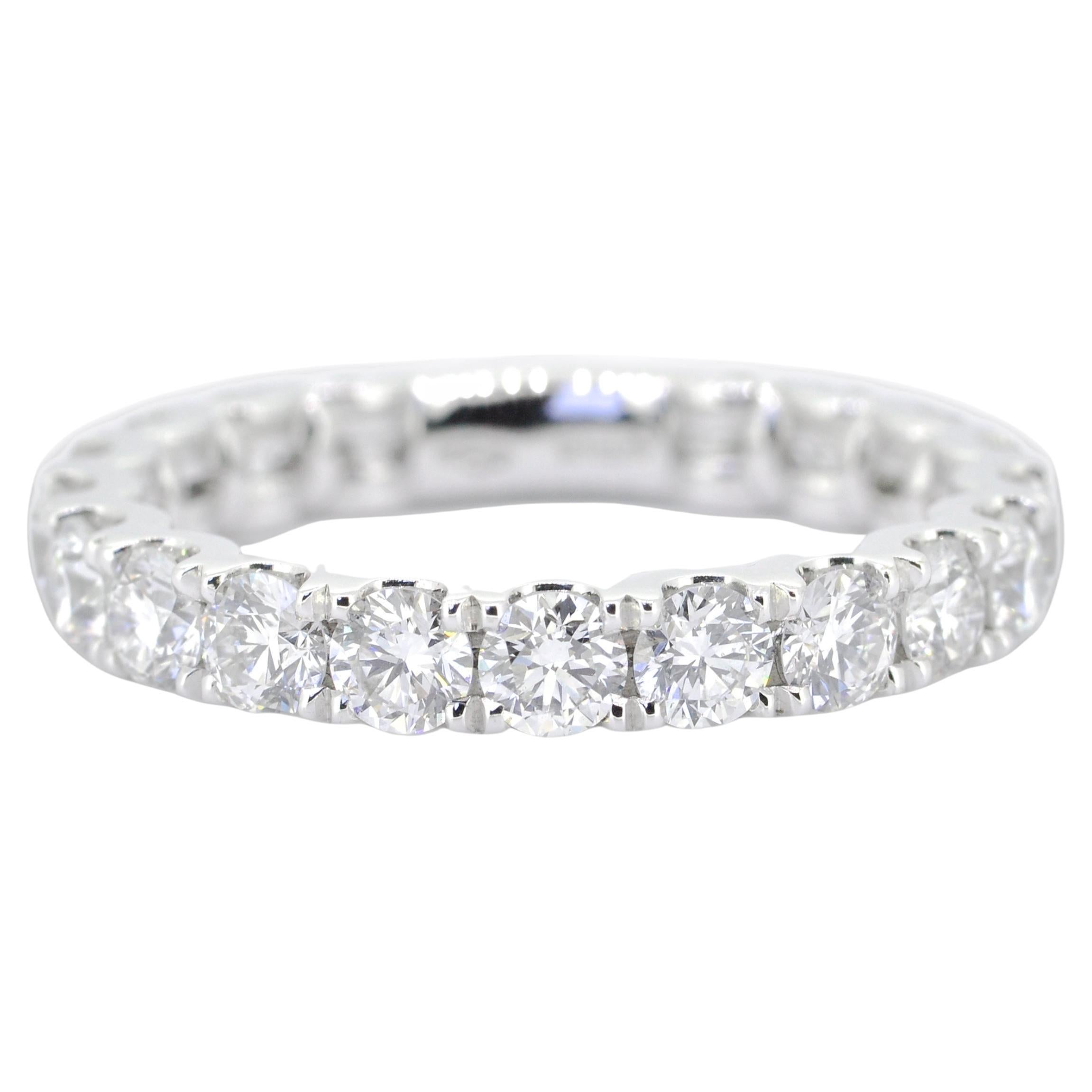 Whiting l'allure intemporelle de notre bracelet d'éternité classique en diamants naturels de créateur européen, méticuleusement réalisé en or blanc 18KT. Cette pièce exquise est plus qu'une simple bague, c'est un symbole profond de l'amour éternel