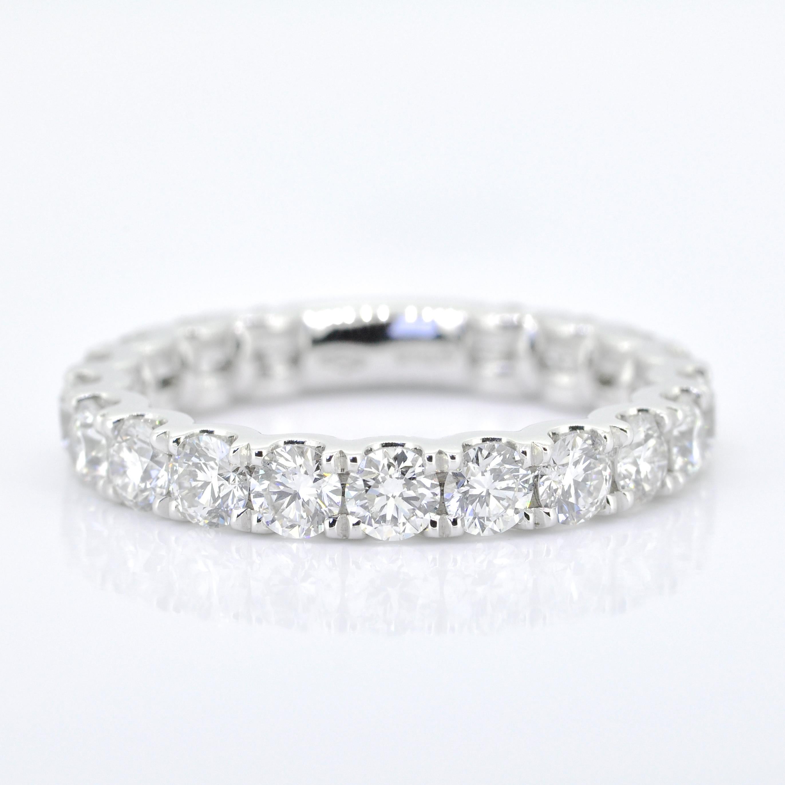 18KT White Gold Diamonds Prong Set Forever Fine Eternity Anniversary Band In New Condition For Sale In Antwerpen, BE