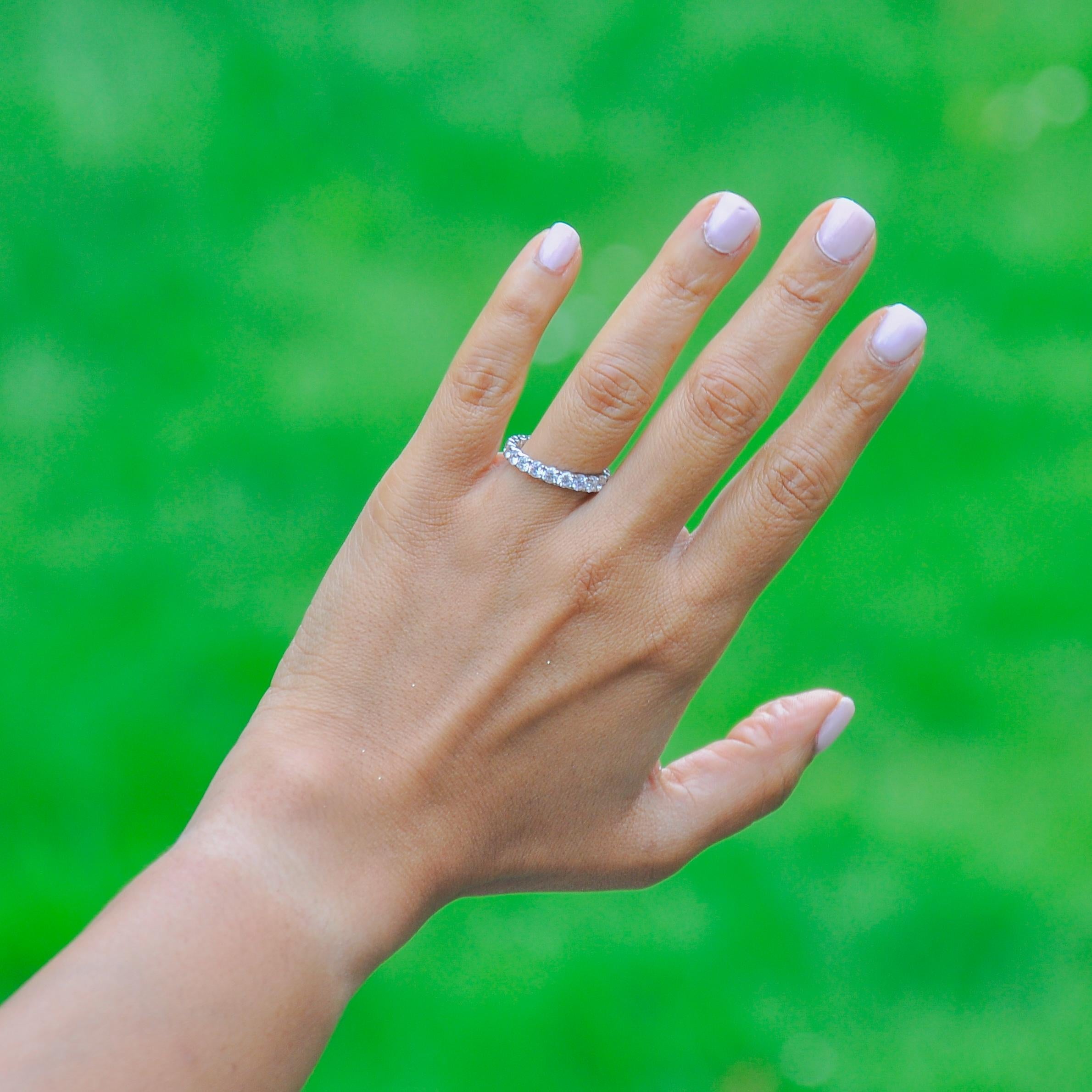 Alliance d'éternité complète en or blanc 18 carats avec diamants naturels 2,24 carats Pour femmes en vente