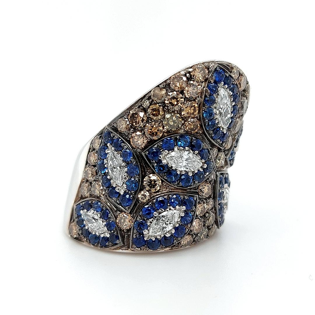 18 Karat White Gold Dome Ring with Sapphire and 3.85 Carat White, Brown Diamonds In New Condition For Sale In Antwerp, BE