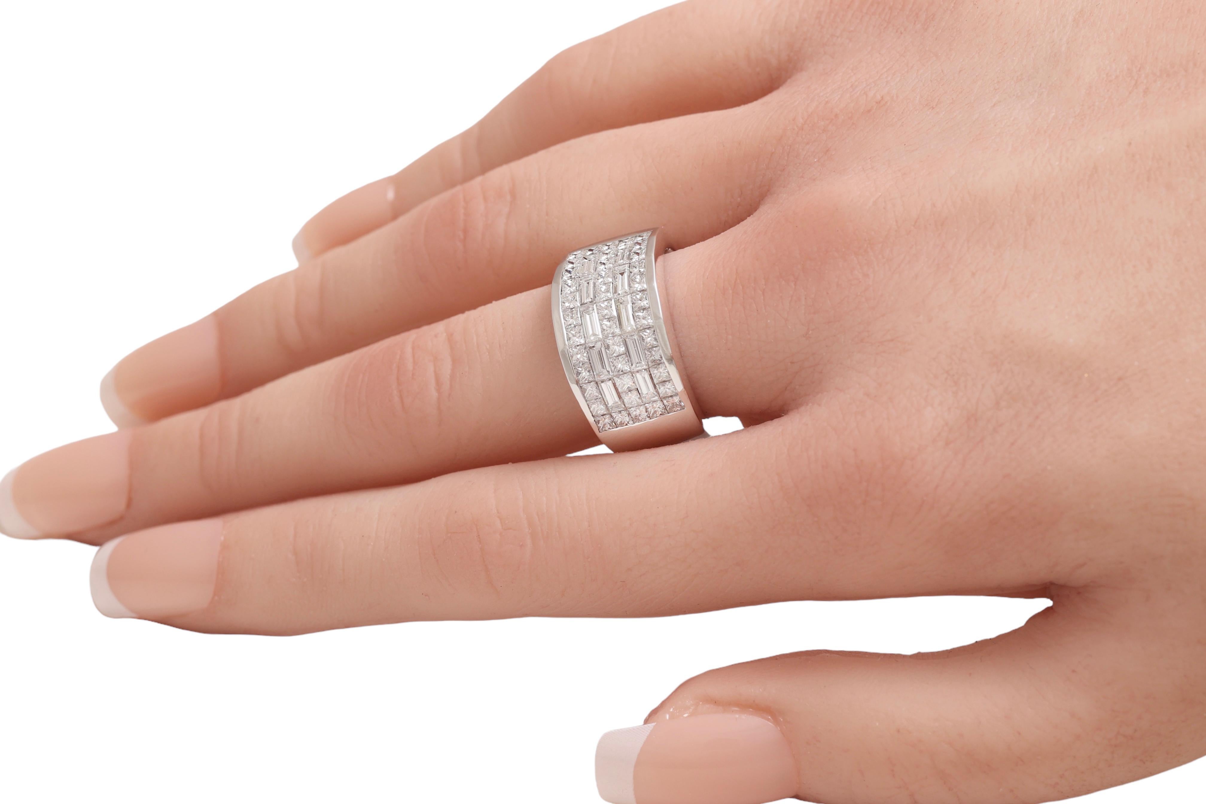 Anello a cupola in oro bianco 18kt con diamanti quadrati e baguette in vendita 4