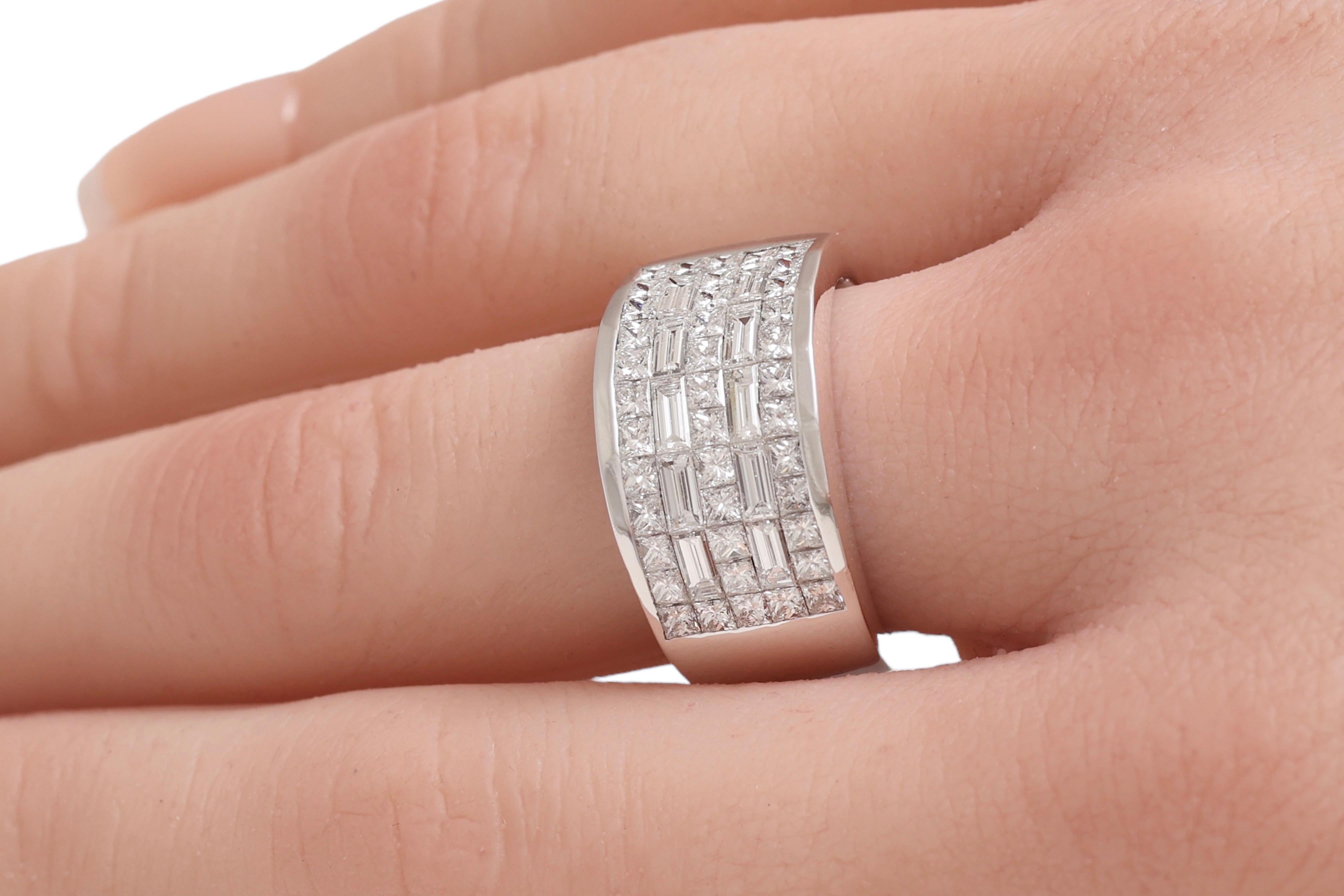Anello a cupola in oro bianco 18kt con diamanti quadrati e baguette in vendita 5