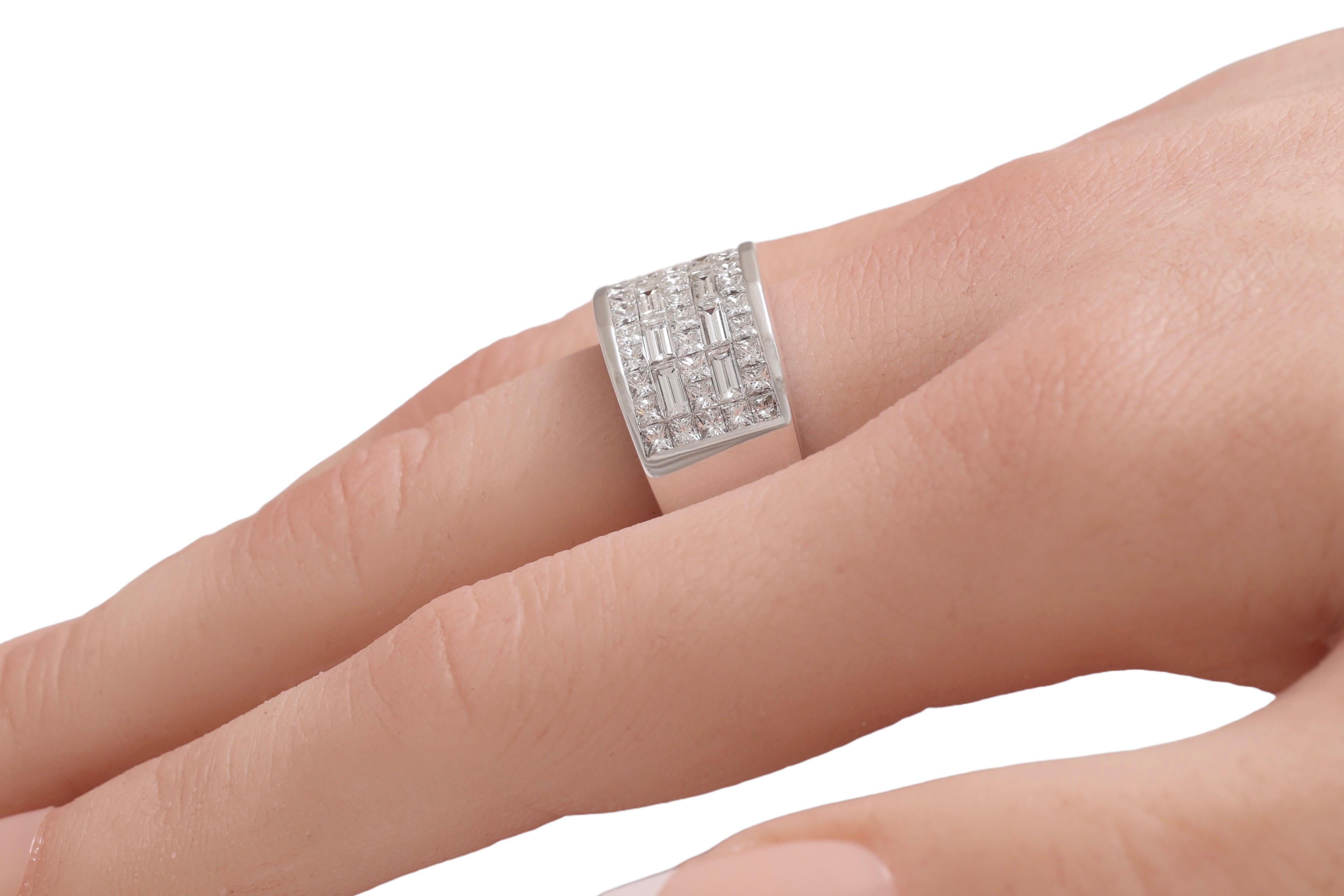 Anello a cupola in oro bianco 18kt con diamanti quadrati e baguette in vendita 6