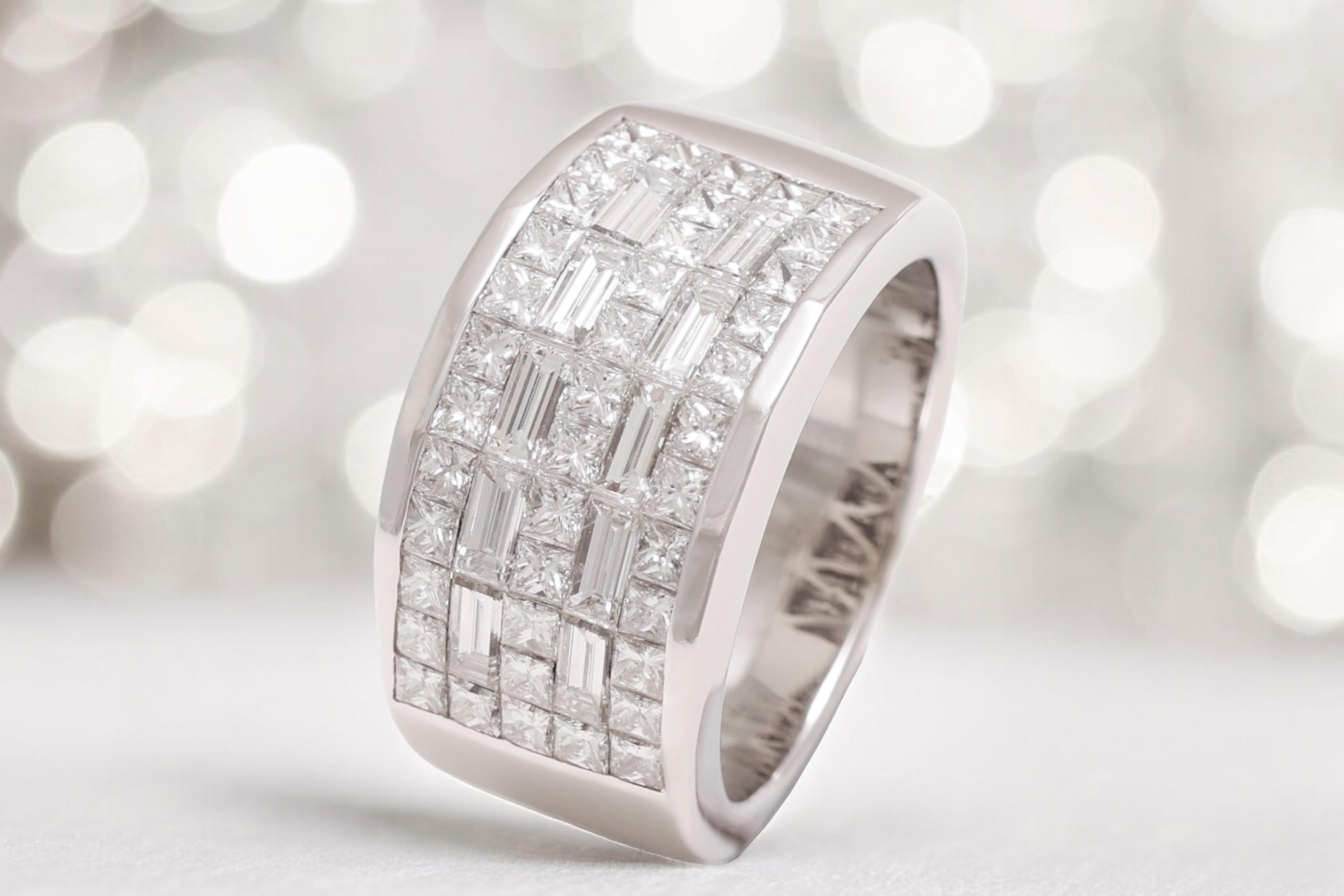 Anello a cupola in oro bianco 18kt con diamanti quadrati e baguette in vendita 7