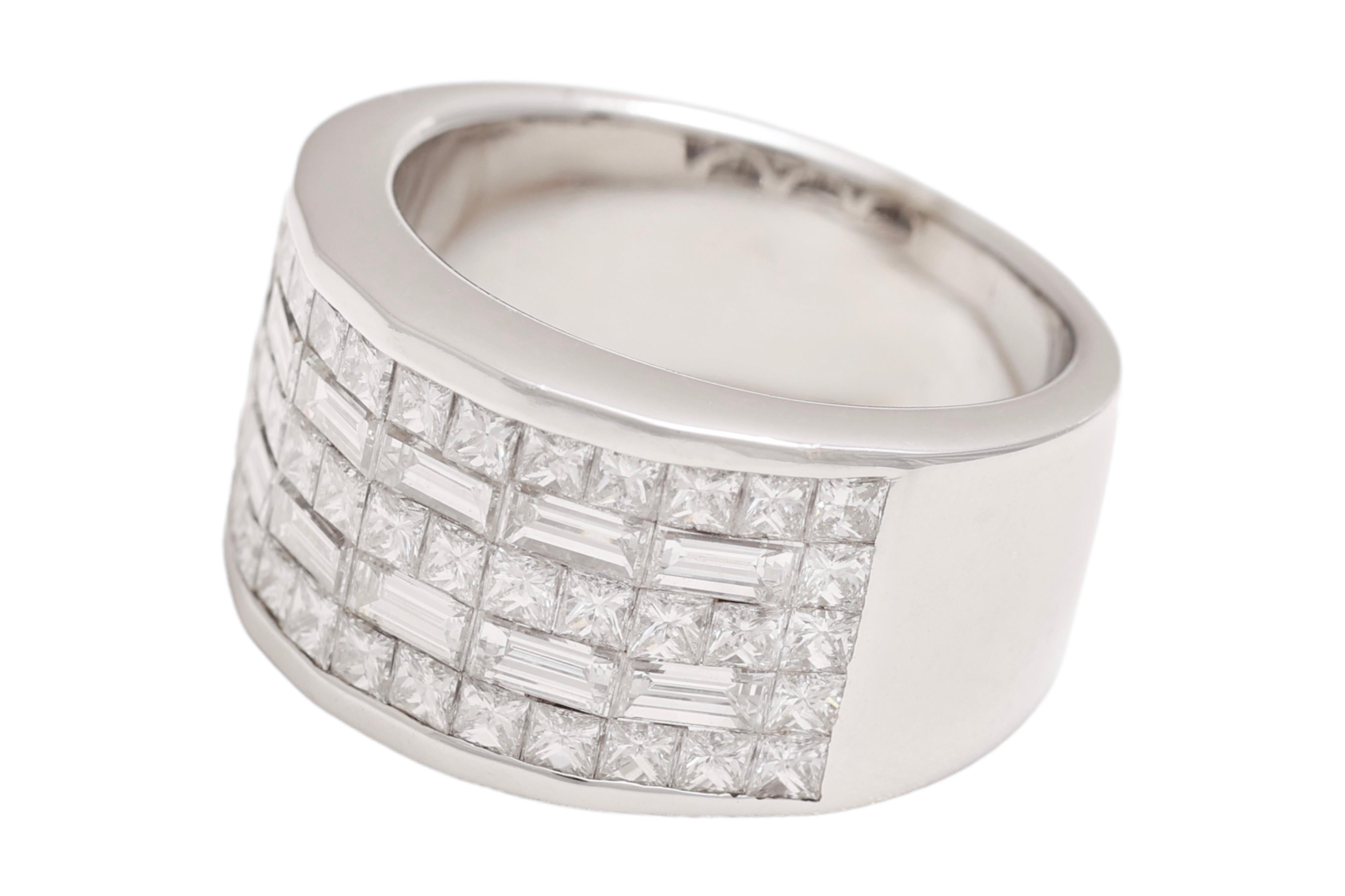 Artigiano Anello a cupola in oro bianco 18kt con diamanti quadrati e baguette in vendita