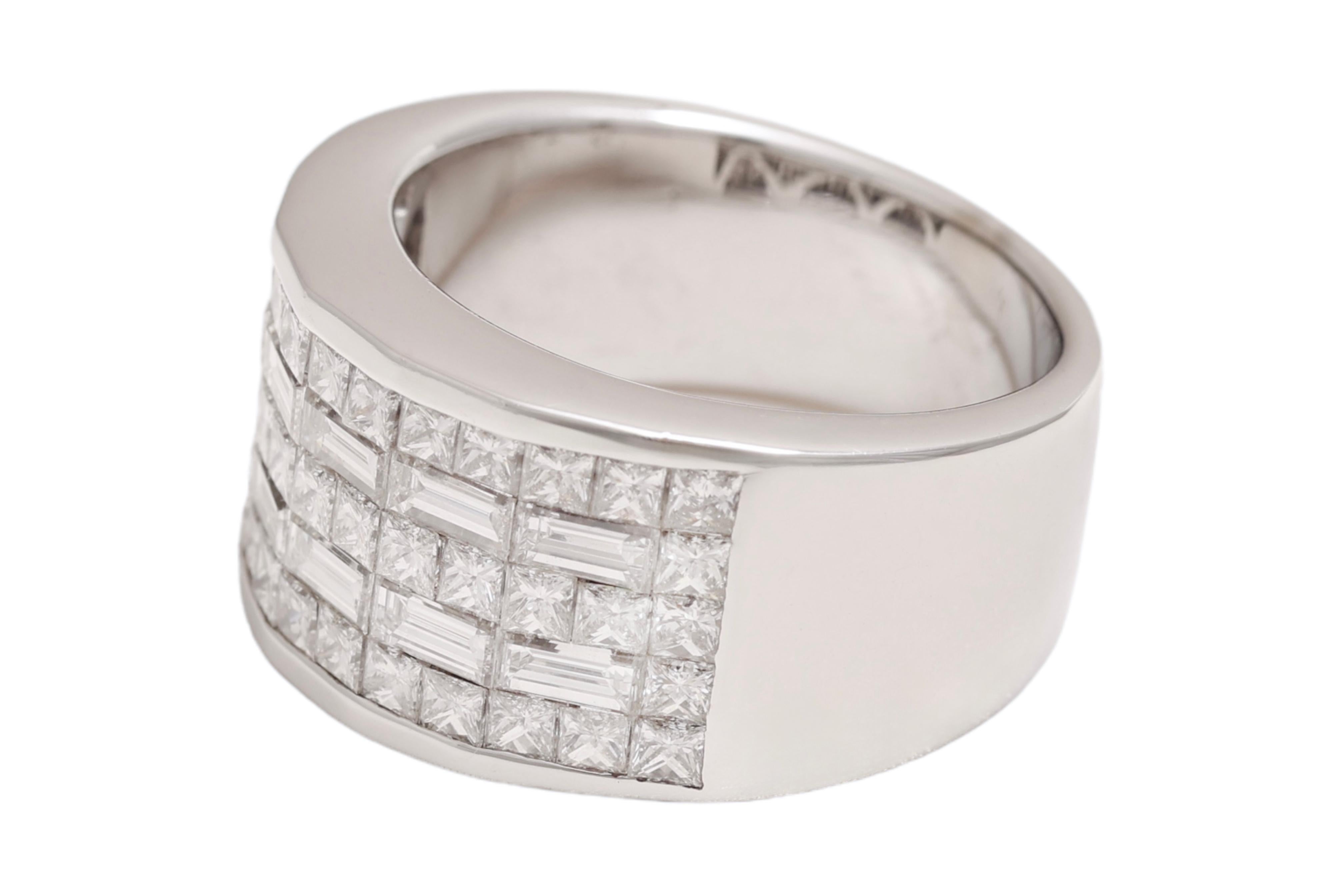 Taglio baguette Anello a cupola in oro bianco 18kt con diamanti quadrati e baguette in vendita