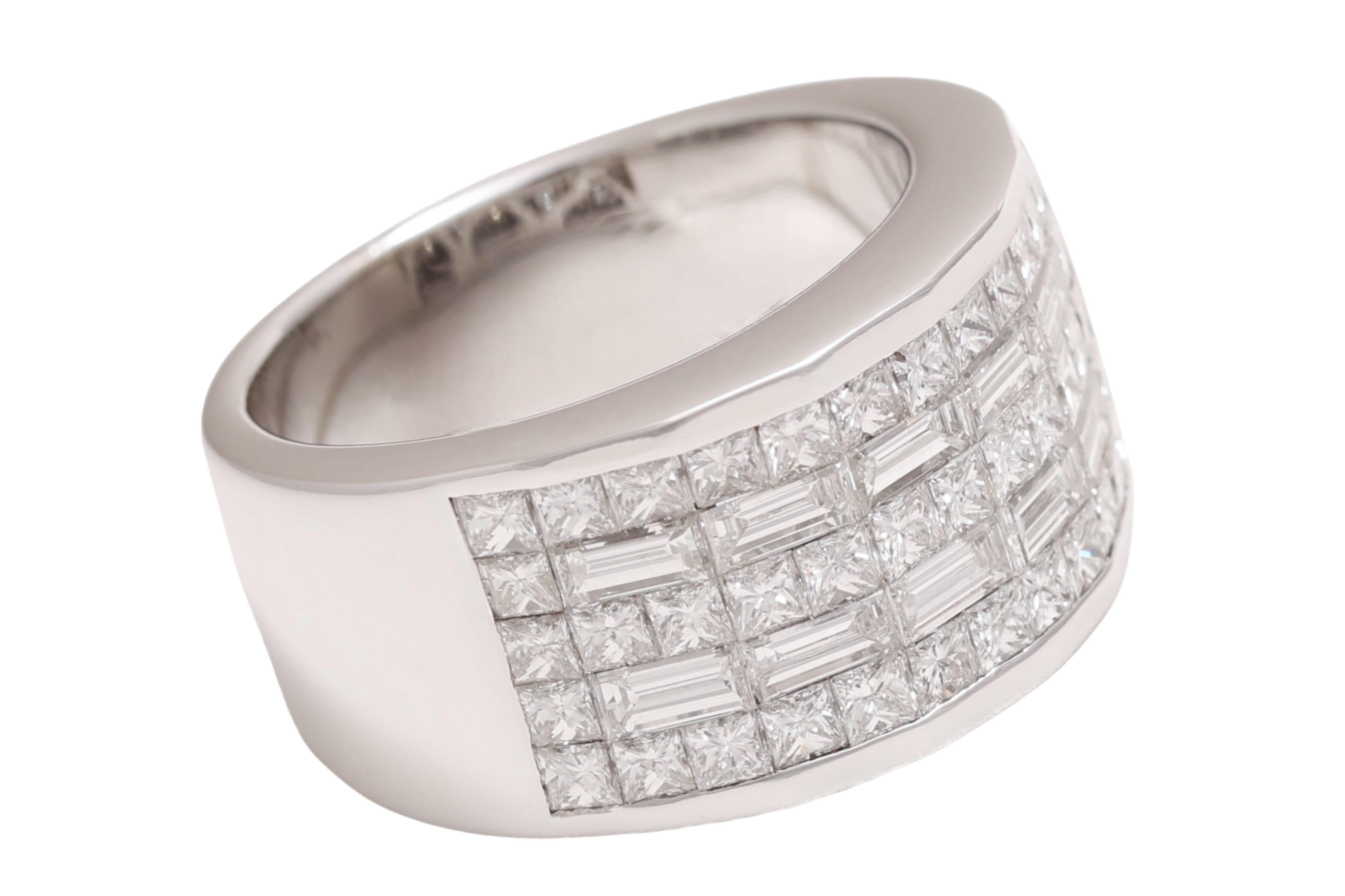 Anello a cupola in oro bianco 18kt con diamanti quadrati e baguette In condizioni Nuovo in vendita a Antwerp, BE