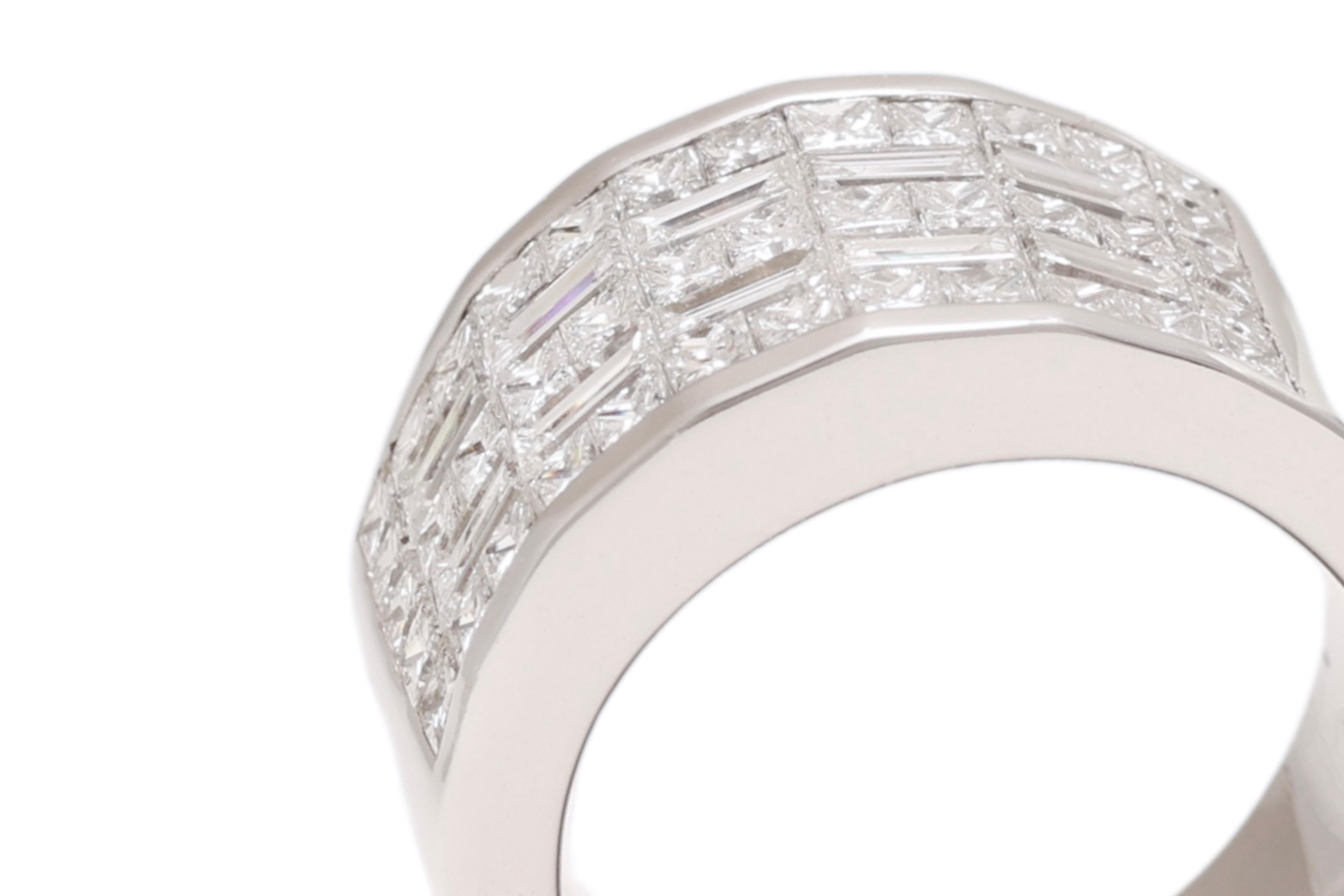 Anello a cupola in oro bianco 18kt con diamanti quadrati e baguette in vendita 1