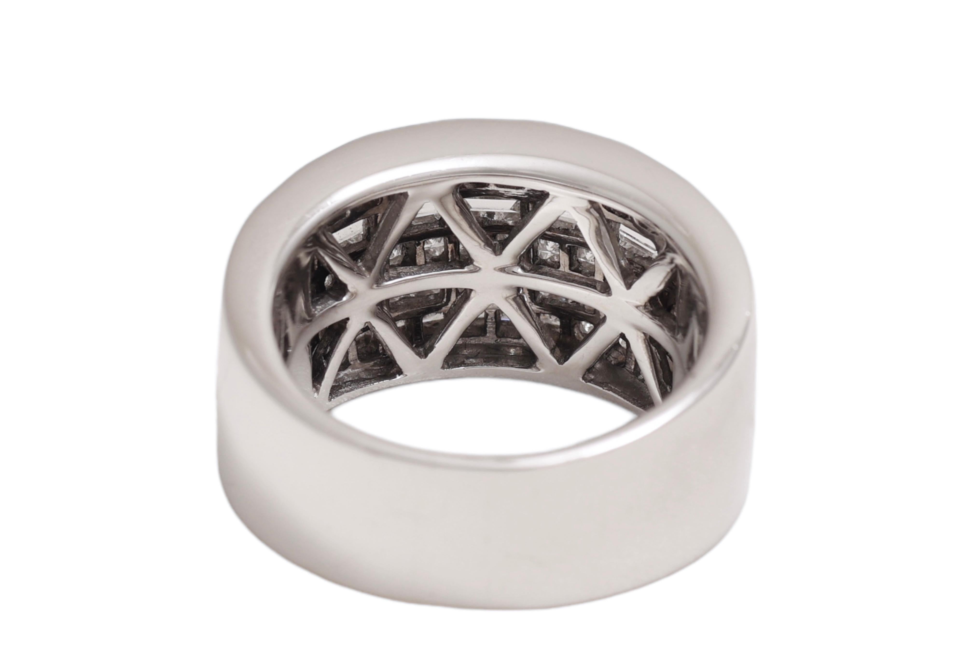 Anello a cupola in oro bianco 18kt con diamanti quadrati e baguette in vendita 2