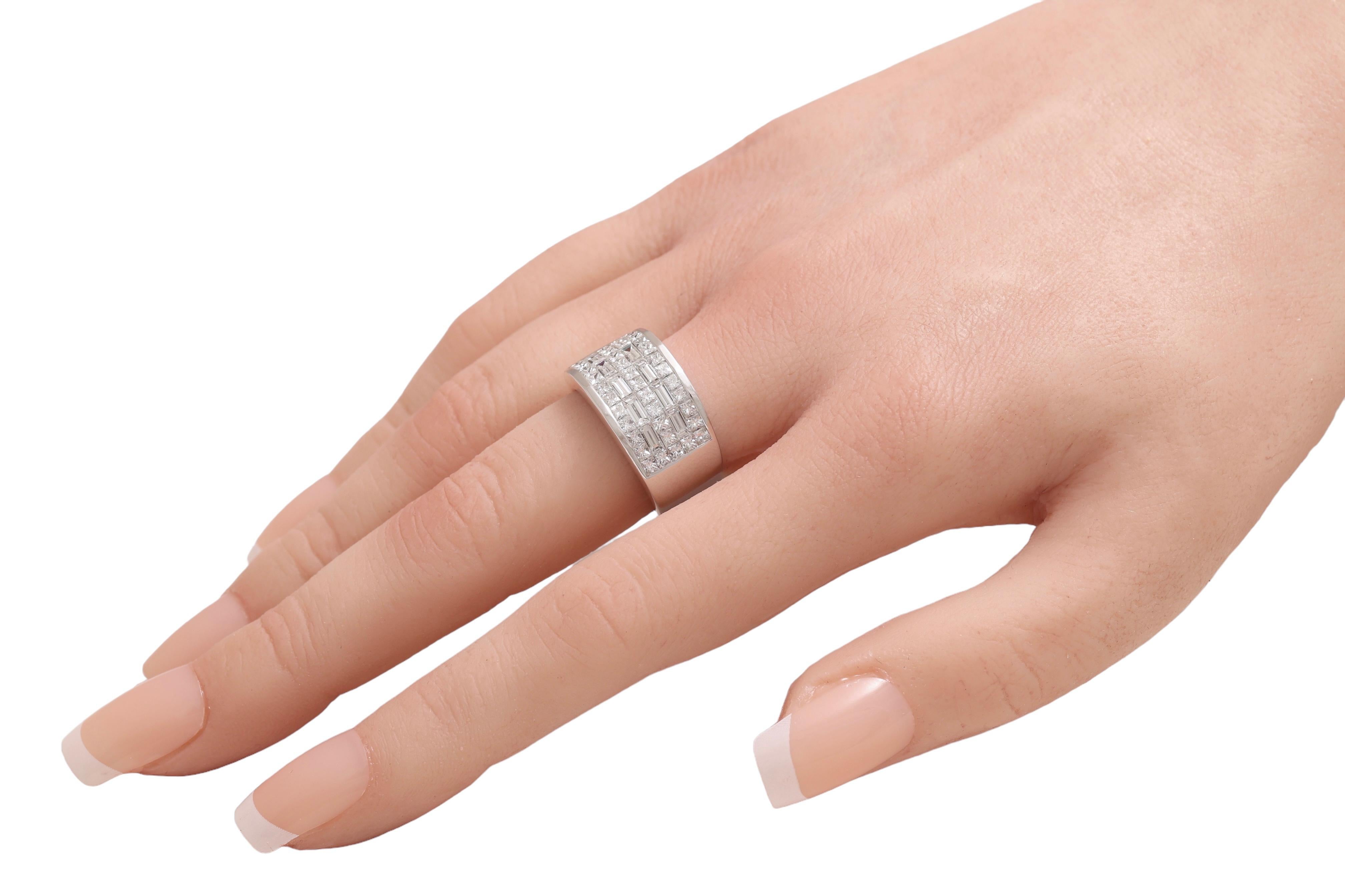 Anello a cupola in oro bianco 18kt con diamanti quadrati e baguette in vendita 3