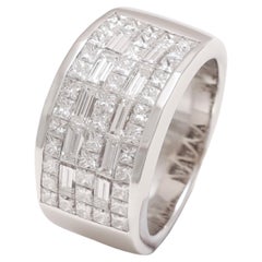 Bague dôme en or blanc 18 carats avec diamants carrés et baguettes