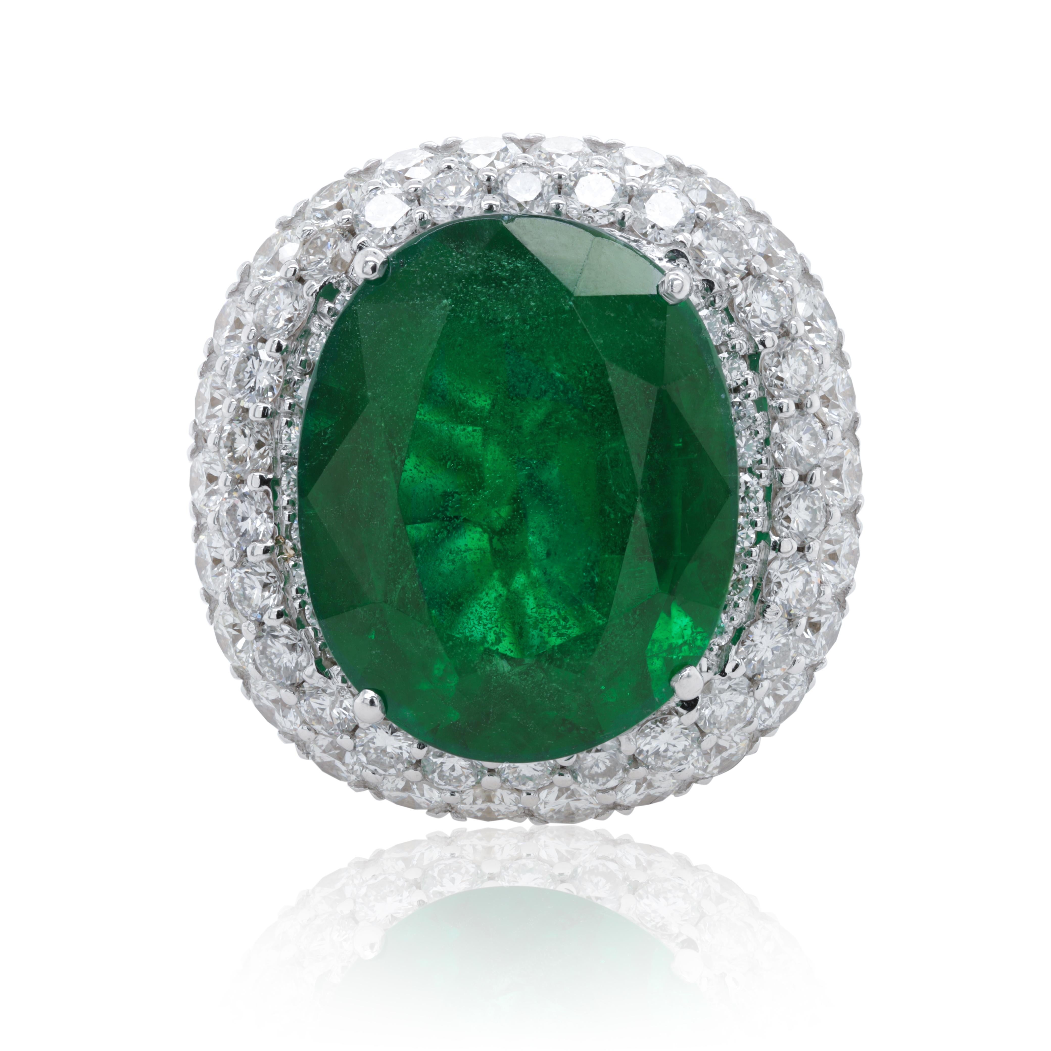 18kt White Gold Double Halo Green Oval Emerald Diamond Ring In New Condition For Sale In New York, NY