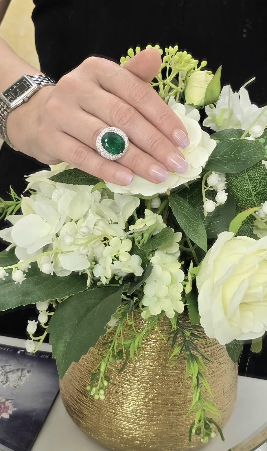 18kt Weißgold Doppel Halo Grüner ovaler Smaragd Diamantring im Angebot 1