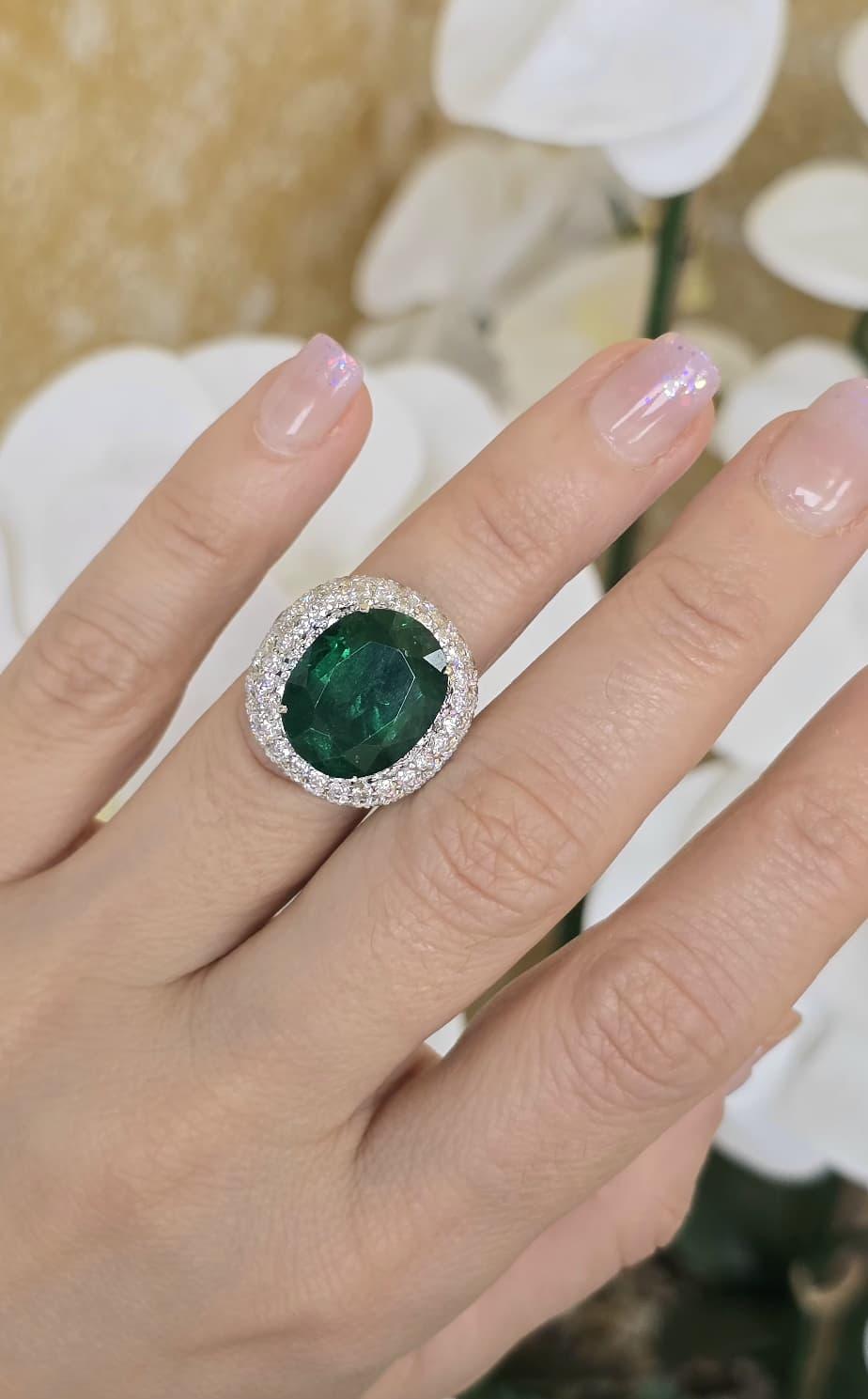 18kt Weißgold Doppel Halo Grüner ovaler Smaragd Diamantring im Angebot 2