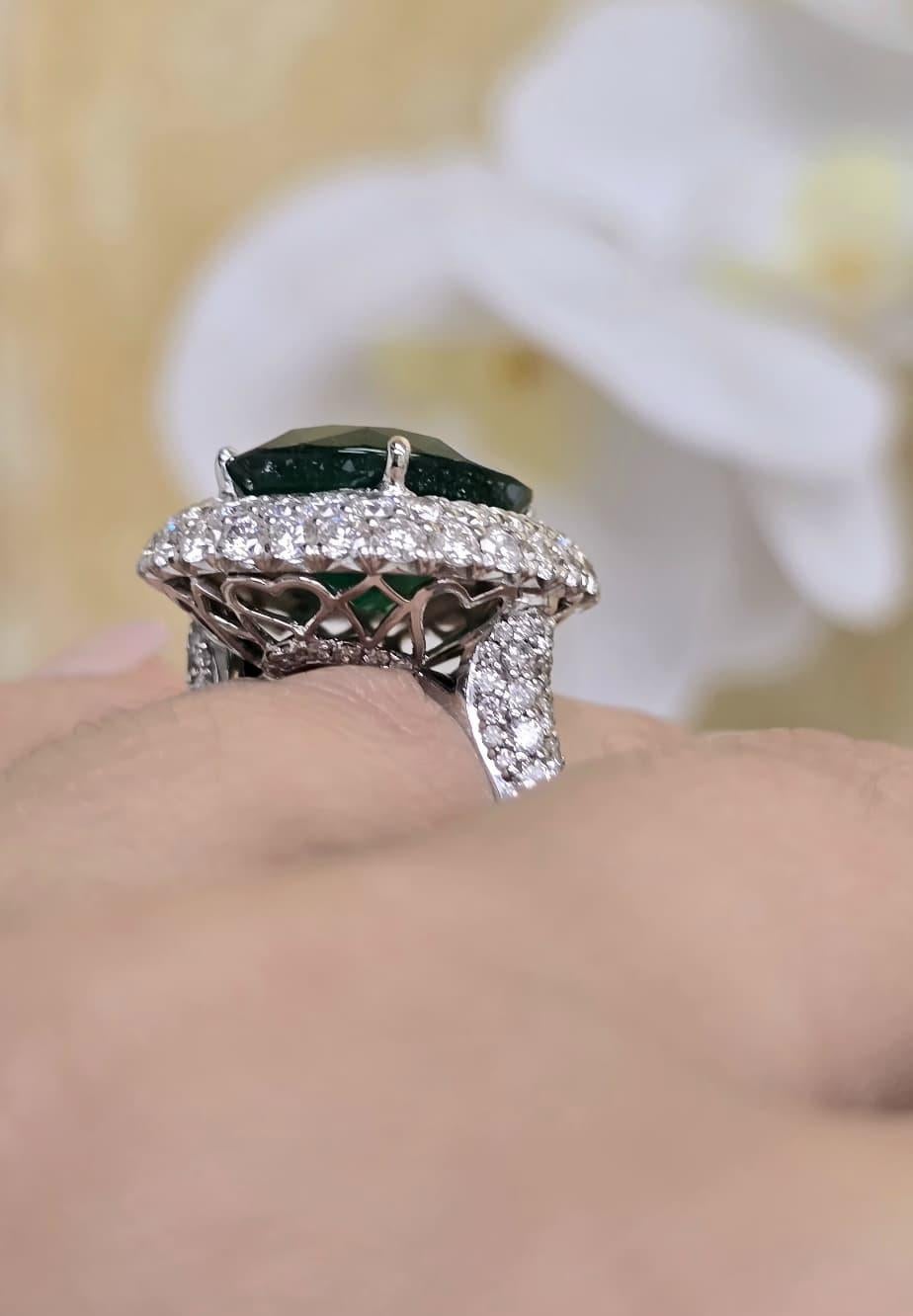 18kt Weißgold Doppel Halo Grüner ovaler Smaragd Diamantring im Angebot 3