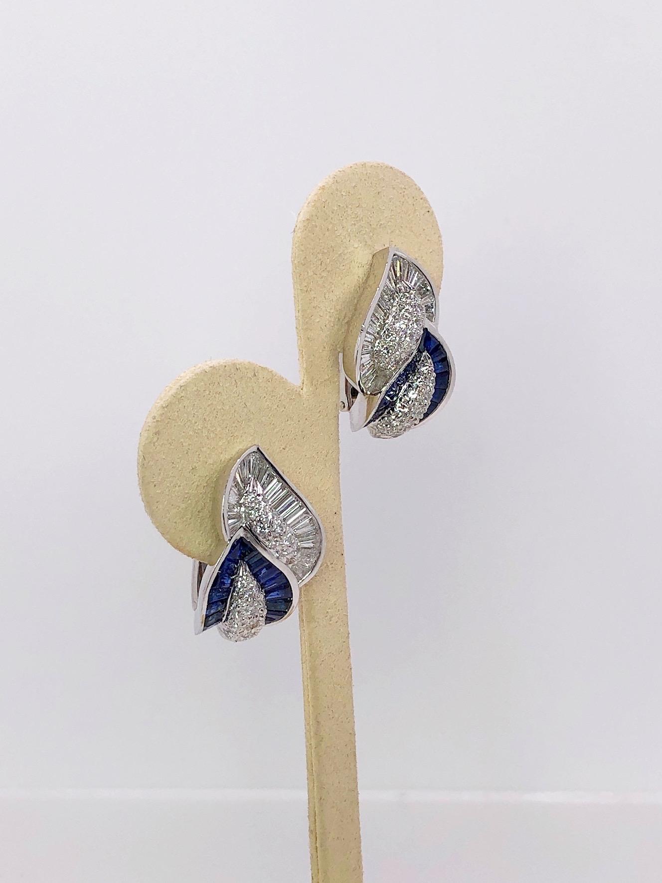 Taille baguette Boucles d'oreilles à double feuille en or blanc 18 carats avec diamants et saphirs bleus de 4,54 carats en vente