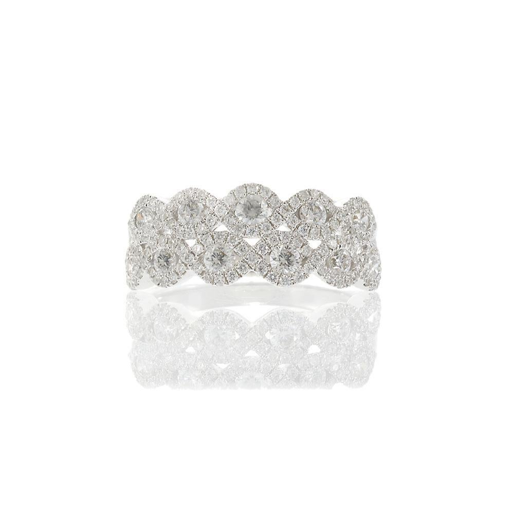 Questa fascia di diamanti mozzafiato è un'elegante dimostrazione di brillantezza senza tempo, realizzata meticolosamente in oro bianco 18KT. Caratterizzato da una doppia fila di diamanti rotondi taglio brillante, ogni pietra è incastonata a raggiera