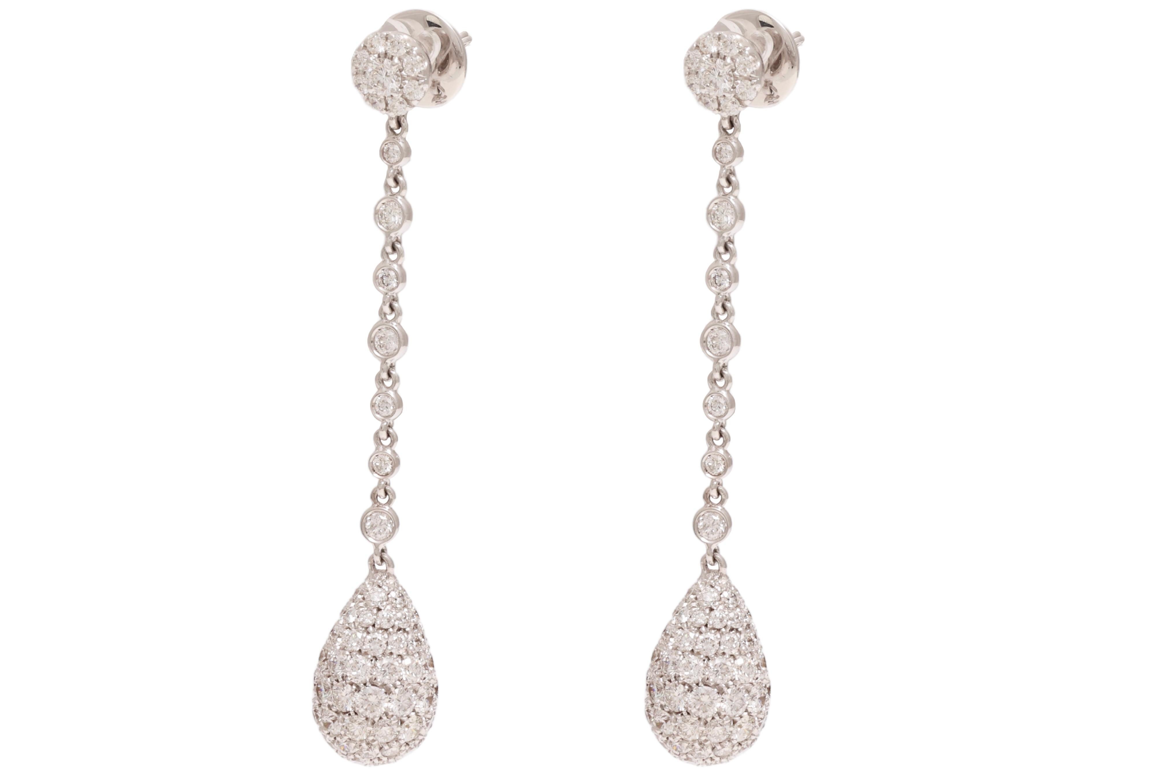 Exquisite 18kt White Gold Drop Earrings With 10.10ct Diamonds

Diamonds: Brilliant cut diamonds together approx. 10.10ct G SI

Material: 18kt white gold

Measurements: 69mm x 11.5mm 

Total weight: 16.2 gram / 0.570 oz / 10.4 dwt
