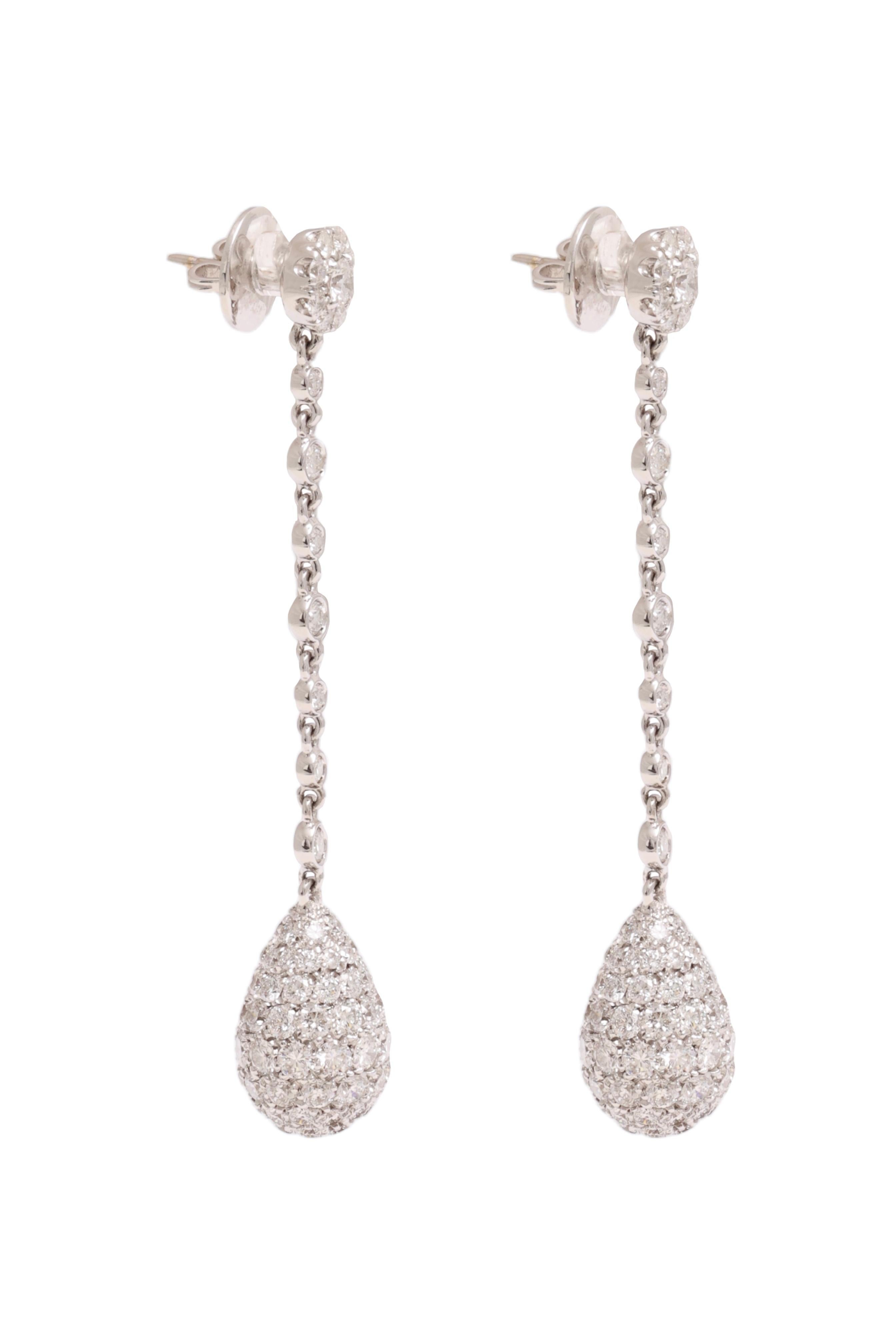 Brilliant Cut 18kt White Gold Drop Earrings with 10.10 Ct Diamonds For Sale