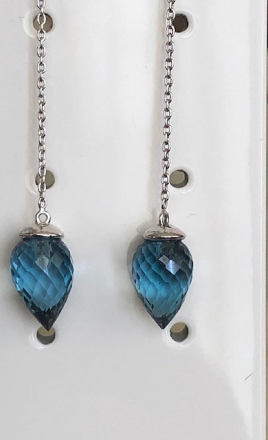Taglio brillante Orecchini pendenti in oro bianco 18kt con topazio blu di Londra, zaffiro e diamanti in vendita