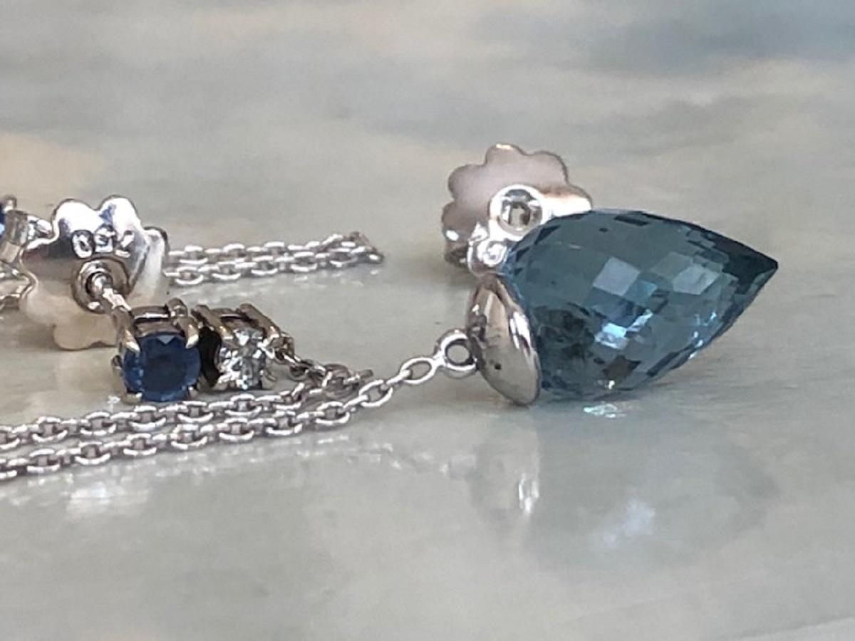 Orecchini pendenti in oro bianco 18kt con topazio blu di Londra, zaffiro e diamanti in vendita 2