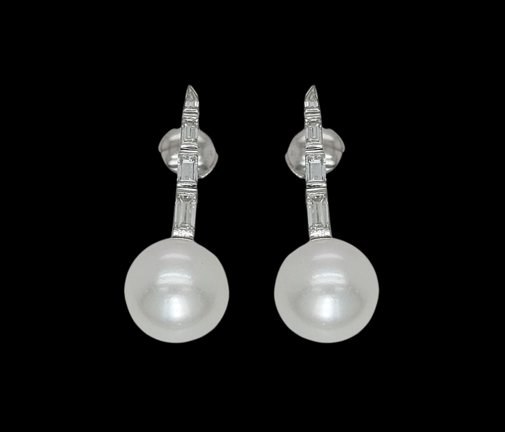 18kt White Gold Earring With South Sea Pearl & Baguette Earrings In New Condition For Sale In Antwerp, BE