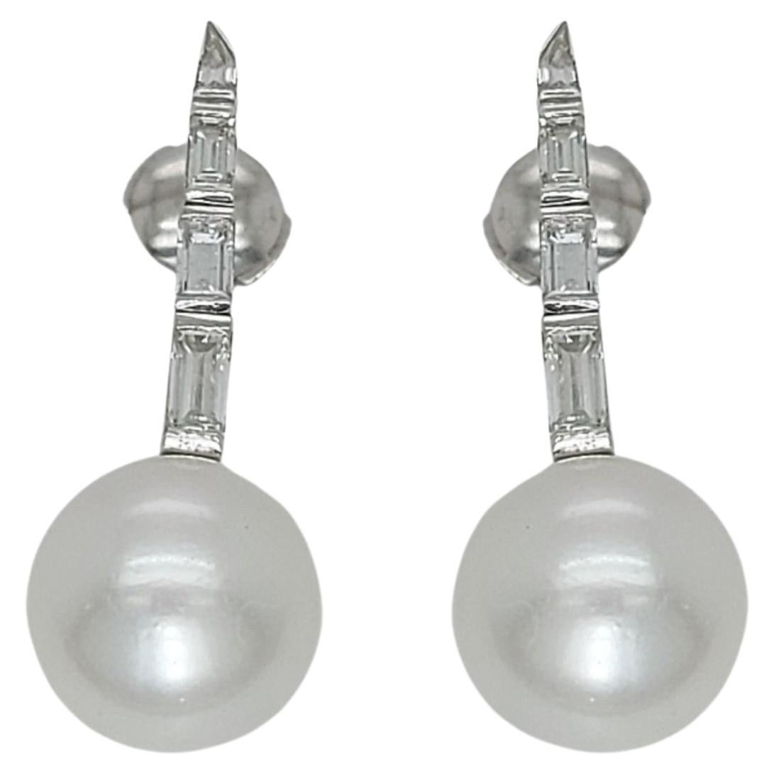 Boucles d'oreilles en or blanc 18 carats avec perles des mers du Sud et diamants baguettes