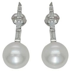Pendientes de oro blanco de 18 quilates con perla del mar del sur y baguette