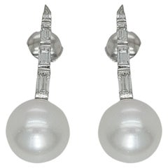 Boucles d'oreilles en or blanc 18 carats avec perles des mers du Sud et diamants baguettes