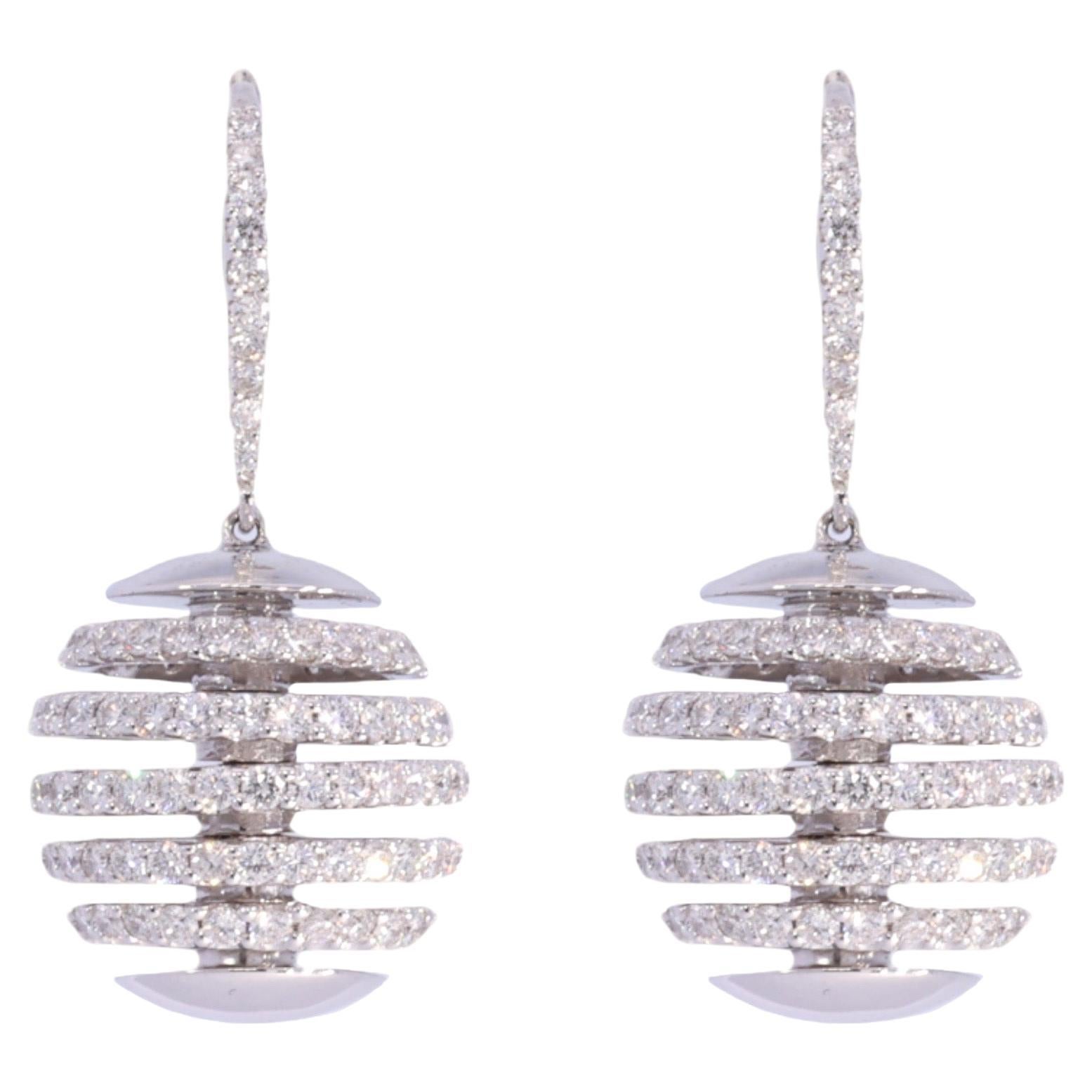 Superbes boucles d'oreilles pendantes en or blanc 18kt avec  5.4 ct Diamants taille brillant

Matière : Or blanc 18 carats

Diamants : diamants blancs de taille brillant 2,7 ct. sur chaque boucle d'oreille, ensemble 5,4 ct. 

Dimensions : 35 mm x