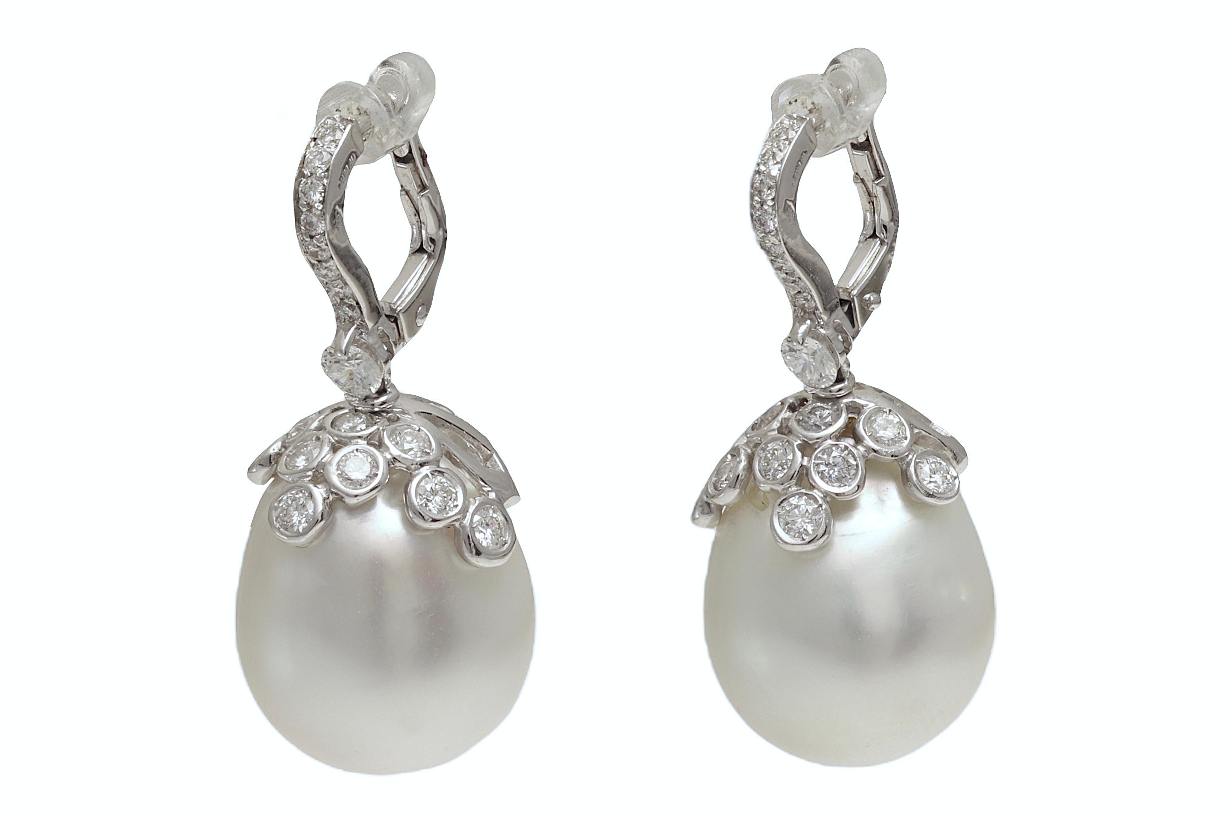 Gorgeous 18kt. White Gold Earrings With Huge Baroque South Sea Pearls and 1.4 ct. Diamonds

Pearl: South Sea pearl, measurements 19.2 mm x 14.6 mm

Diamond: Brilliant cut diamonds together approx. 1.4 ct. Diamonds

Material: 18 kt. white