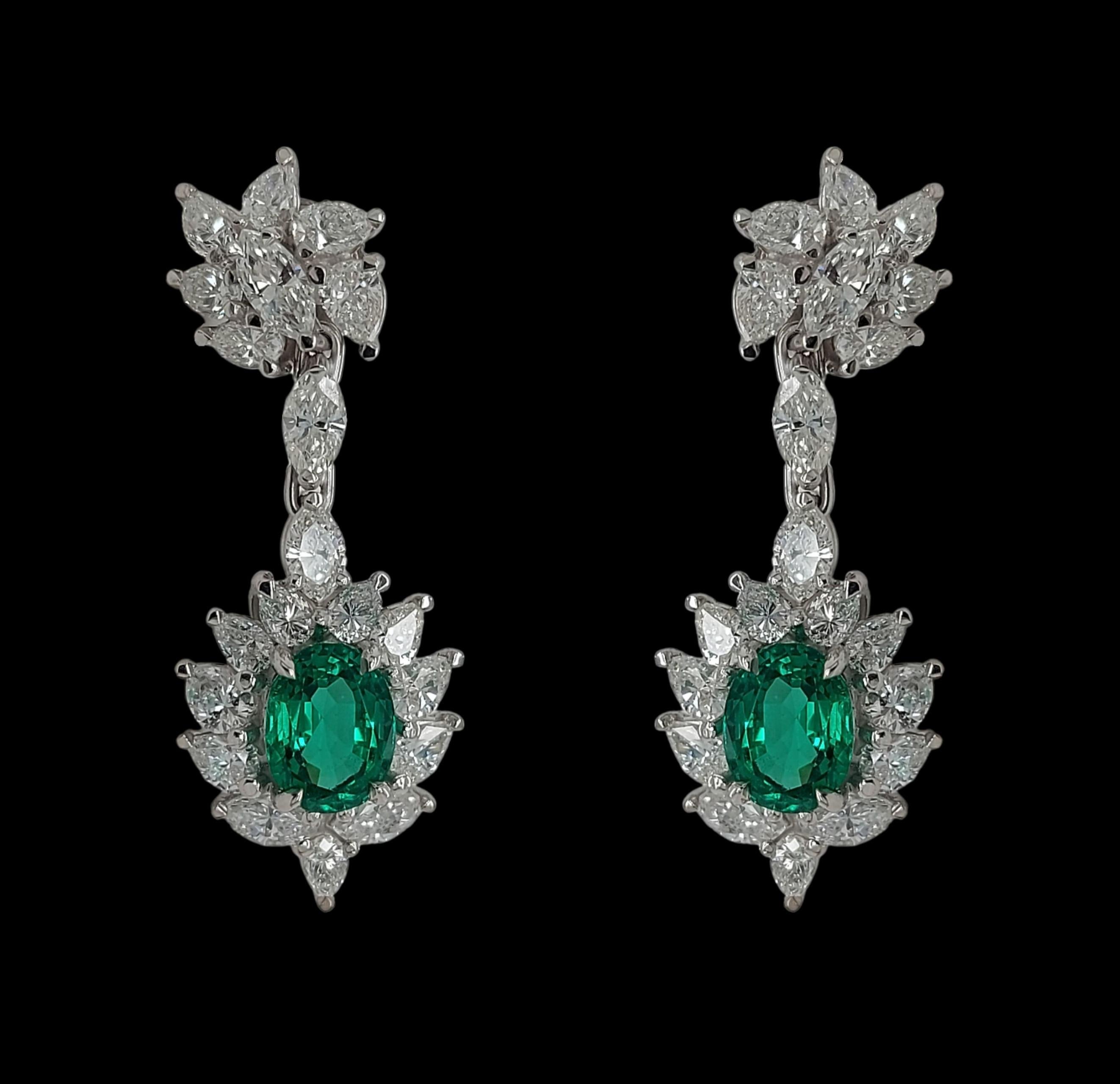 18kt White Gold Earrings with Marquise Diamonds & Minor Colombian Oval Emeralds  In New Condition For Sale In Antwerp, BE
