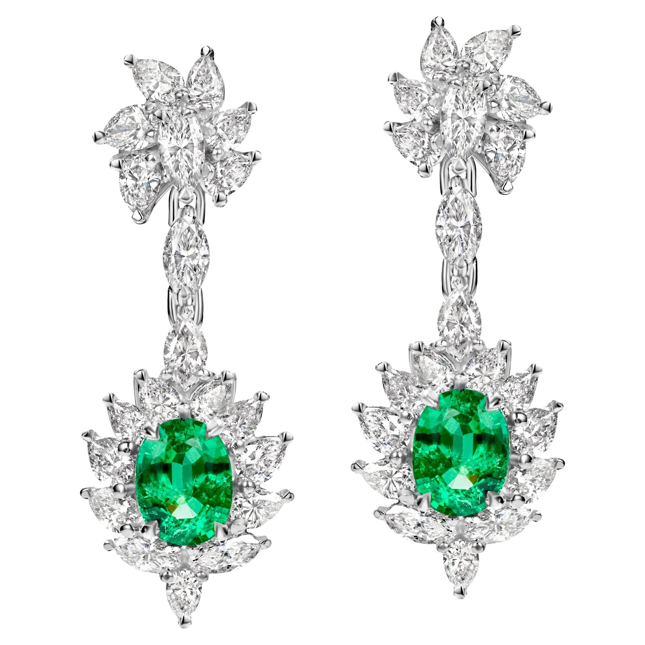 Boucles d'oreilles en or blanc 18 carats avec diamants marquises et émeraudes ovales colombiennes mineures en vente