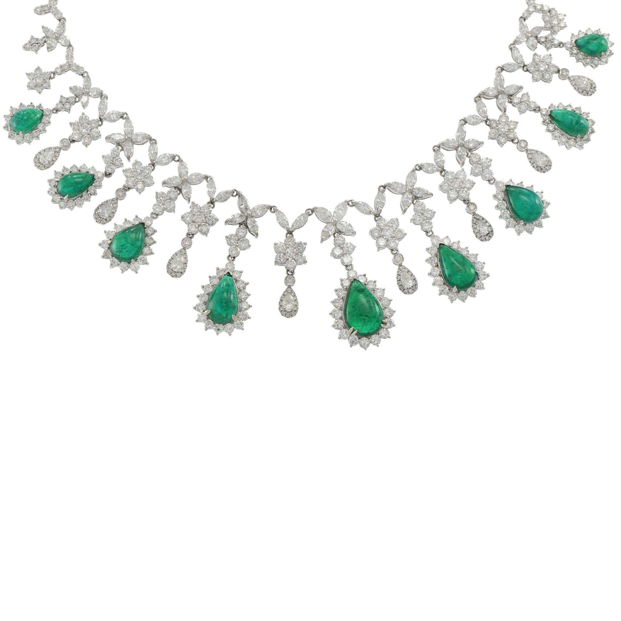 Ce superbe collier met en valeur une cascade d'émeraudes de Brilliante taillées en cabochon, dont la riche teinte verte est magnifiquement contrastée par des diamants taillés en brillant. Les diamants, d'une pureté VS2 et d'une couleur F, ajoutent